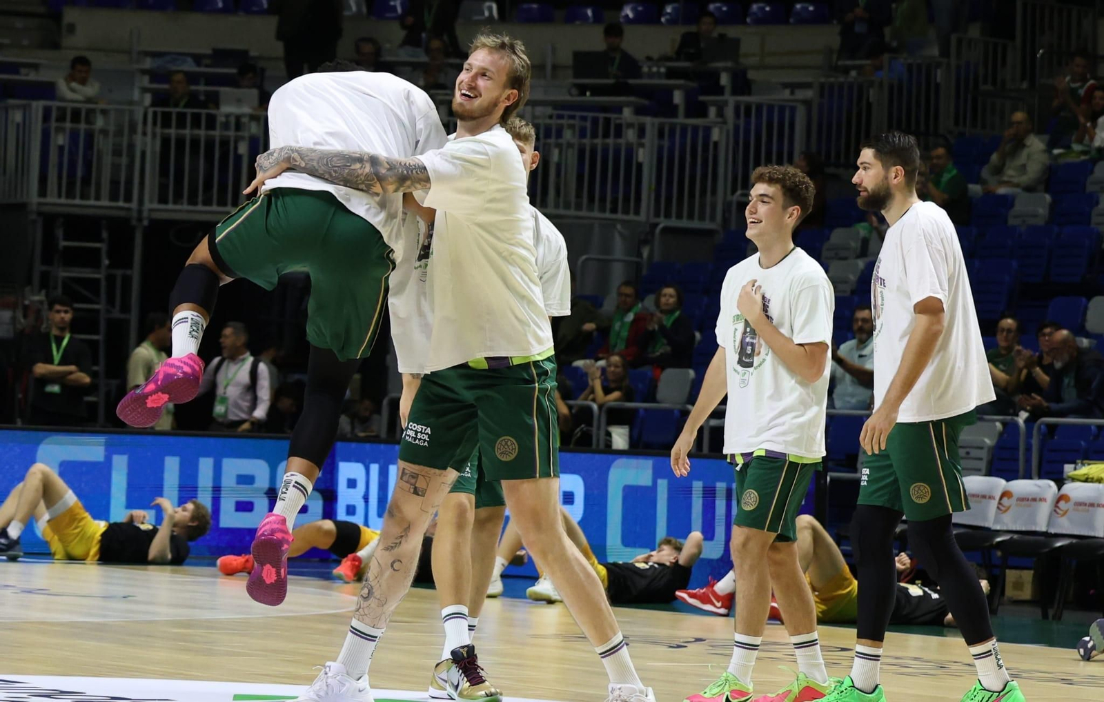 David Kravish, camisetas, vídeo y ovación para mandarle fuerzas
