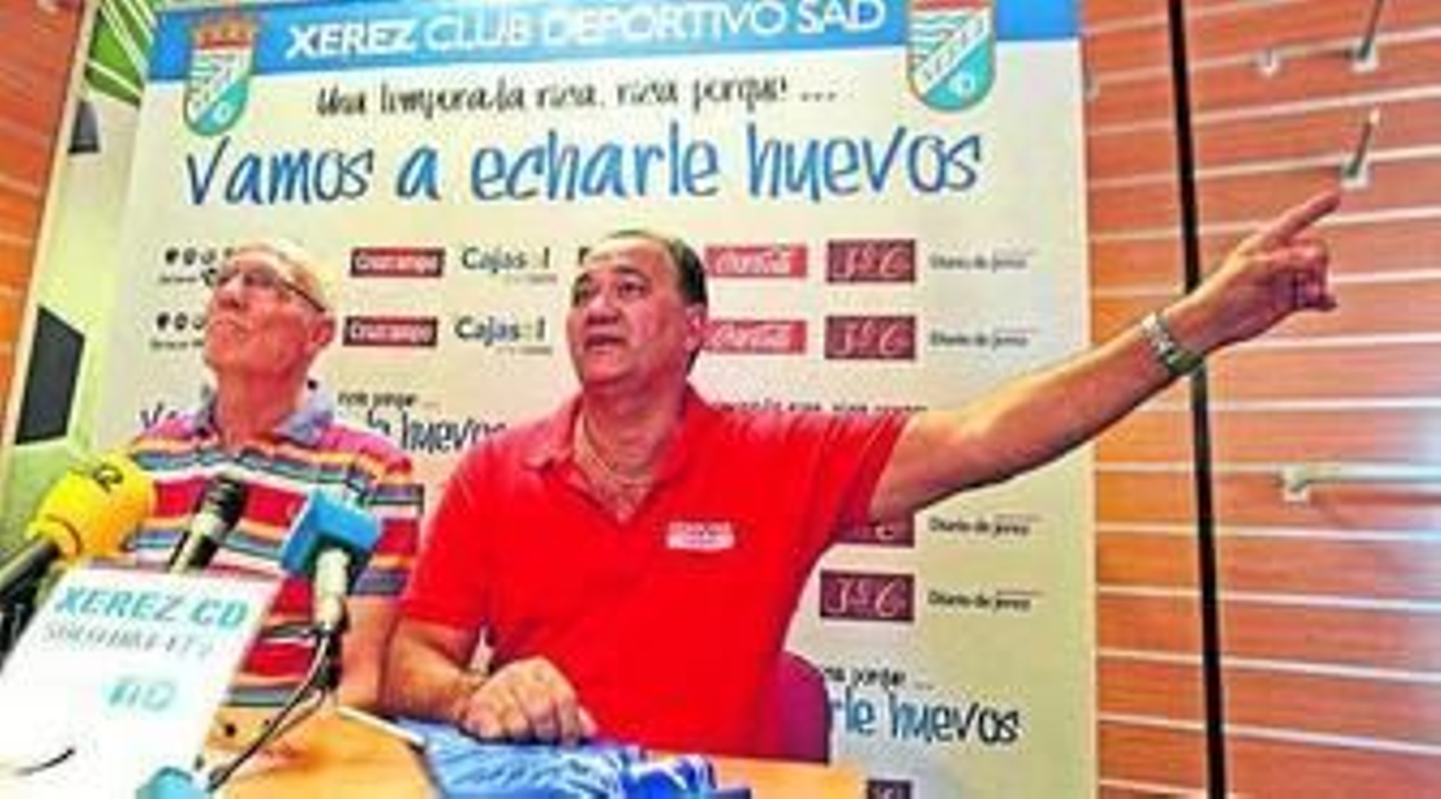 Vicente Vargas arropó a Carlos Fontana en la presentación de ayer.