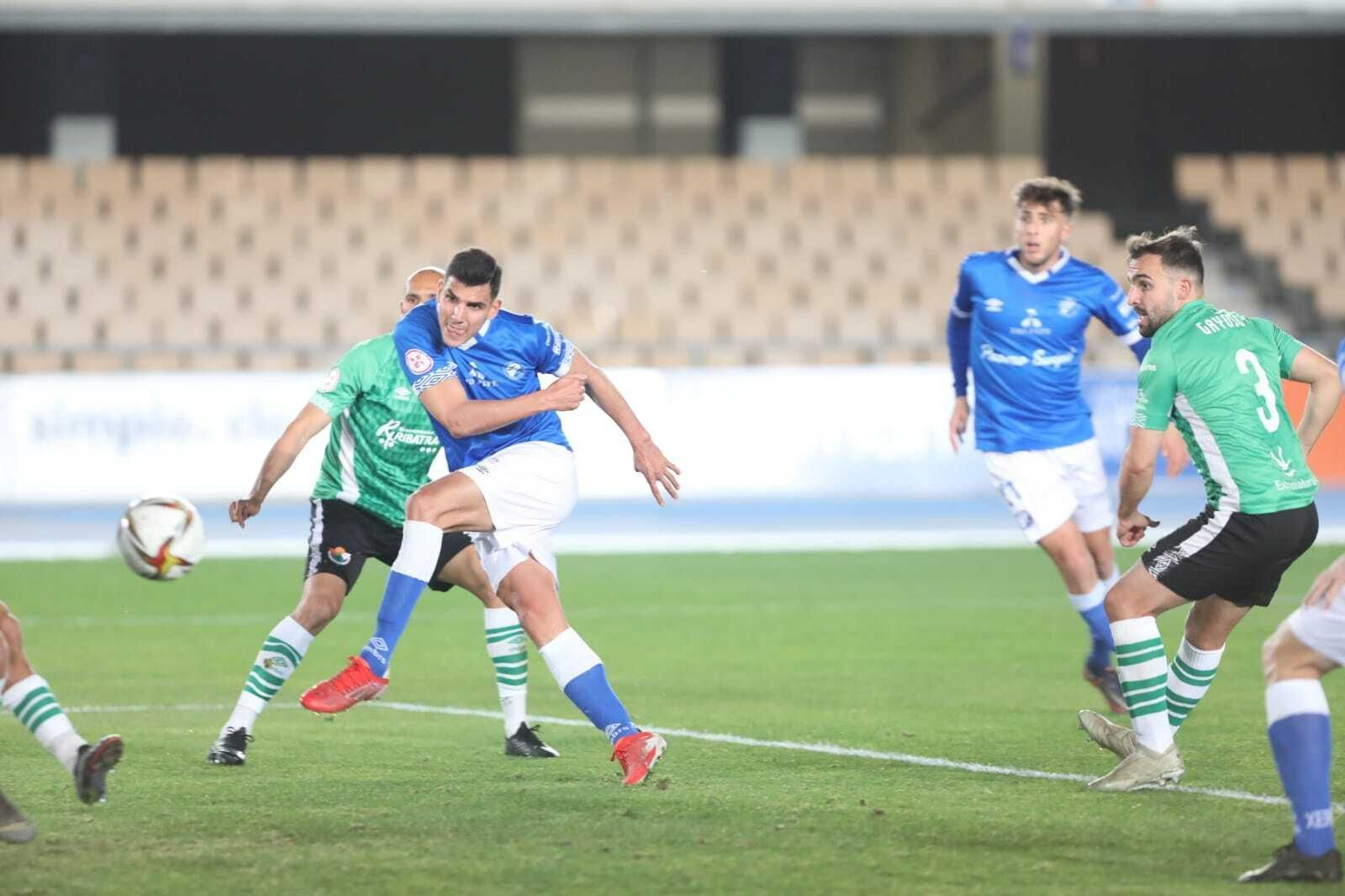 David Grande remata para hacer el 1-0 y su primer gol como azulino. David Grande remata para hacer el 1-0 y su primer gol como azulino.