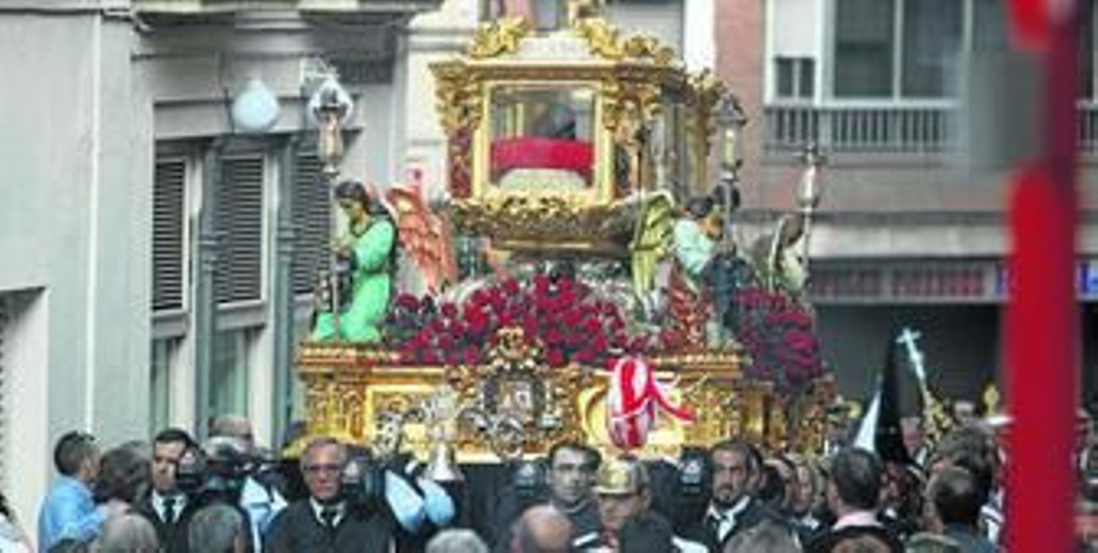 El Santo Sepulcro ascendiendo por la calle Jovellanos.