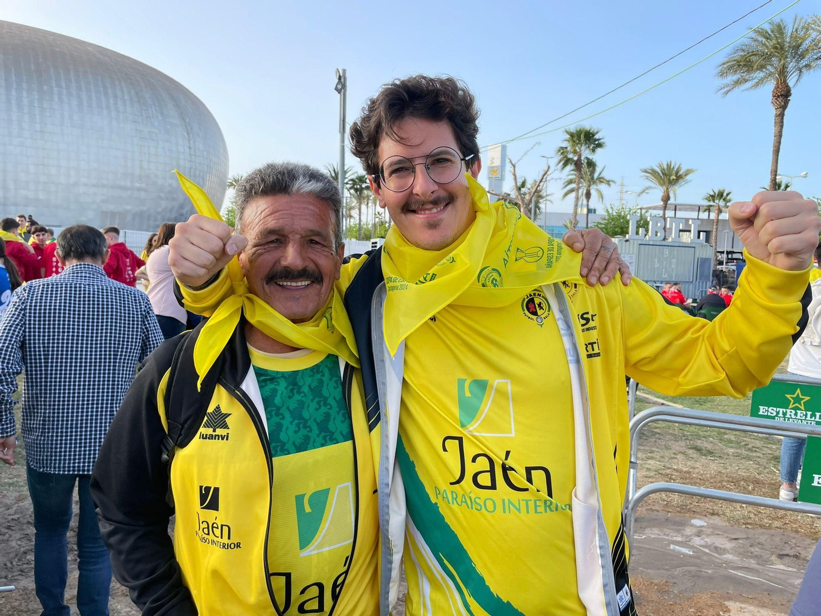 Fotogalería | La afición del Jaén Paraíso Interior FS tiñe Cartagena de amarillo