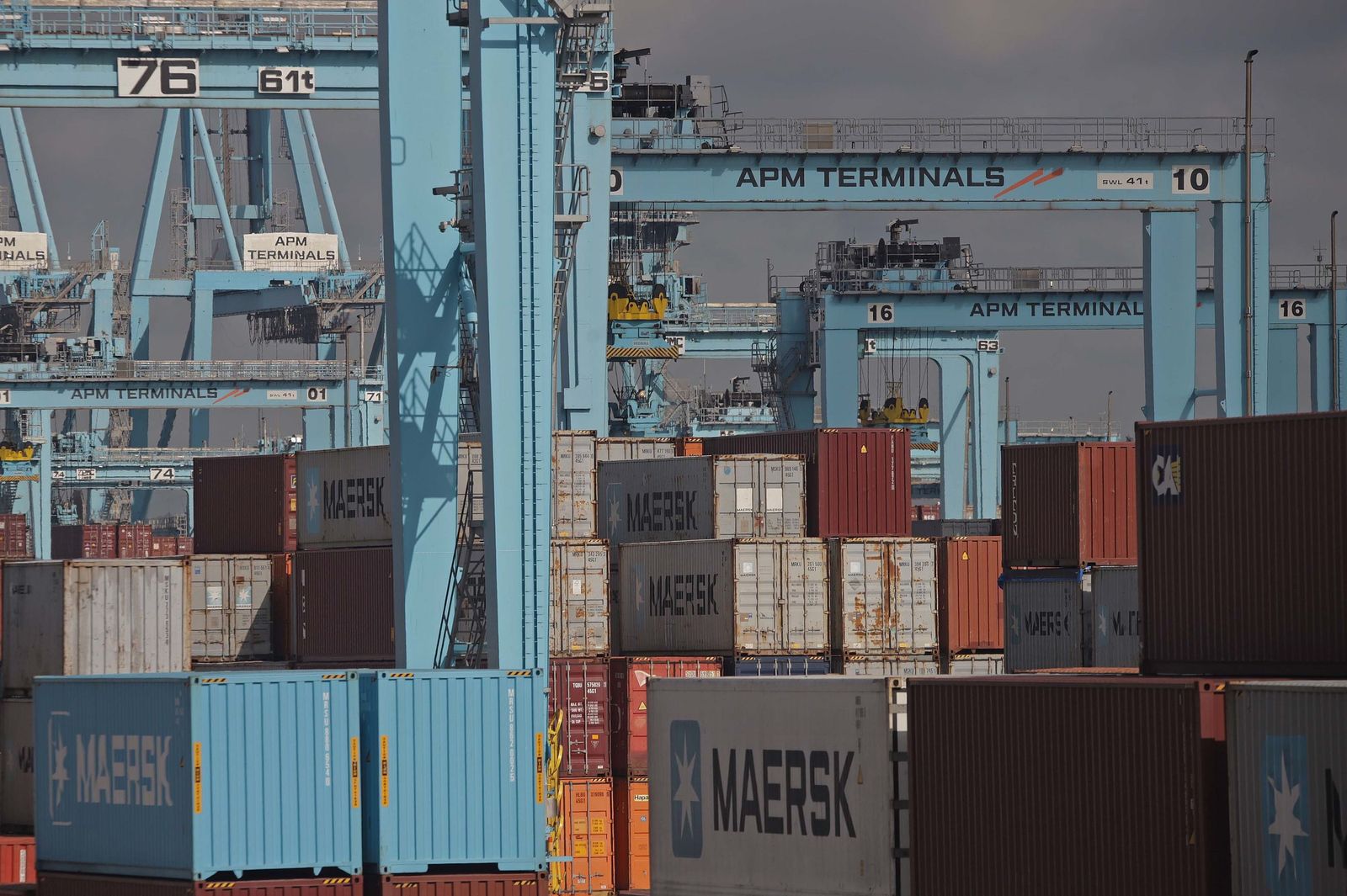 Tráfico de contenedores en el Puerto de Algeciras.