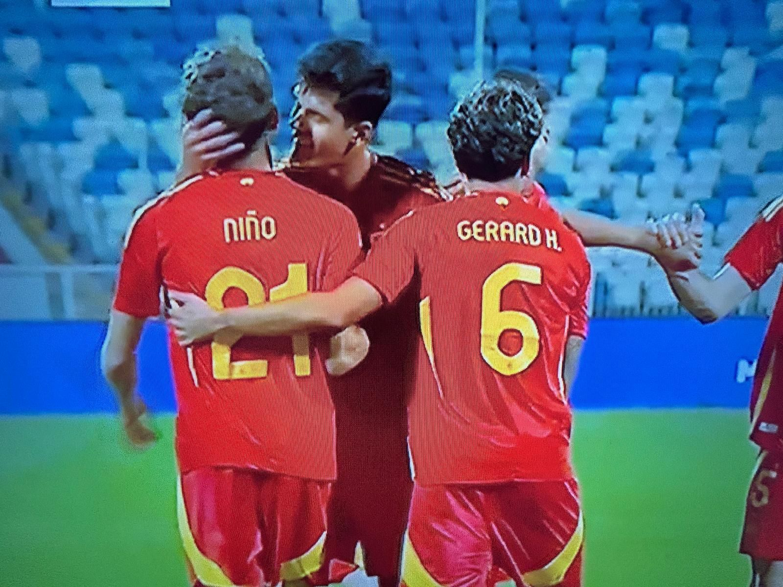 Adrián Niño, tras el gol.