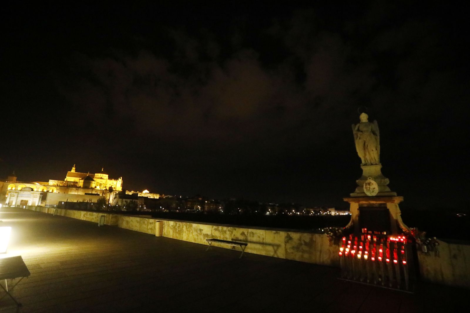 Fotografías: Un paseo por la solitaria Córdoba del toque de queda