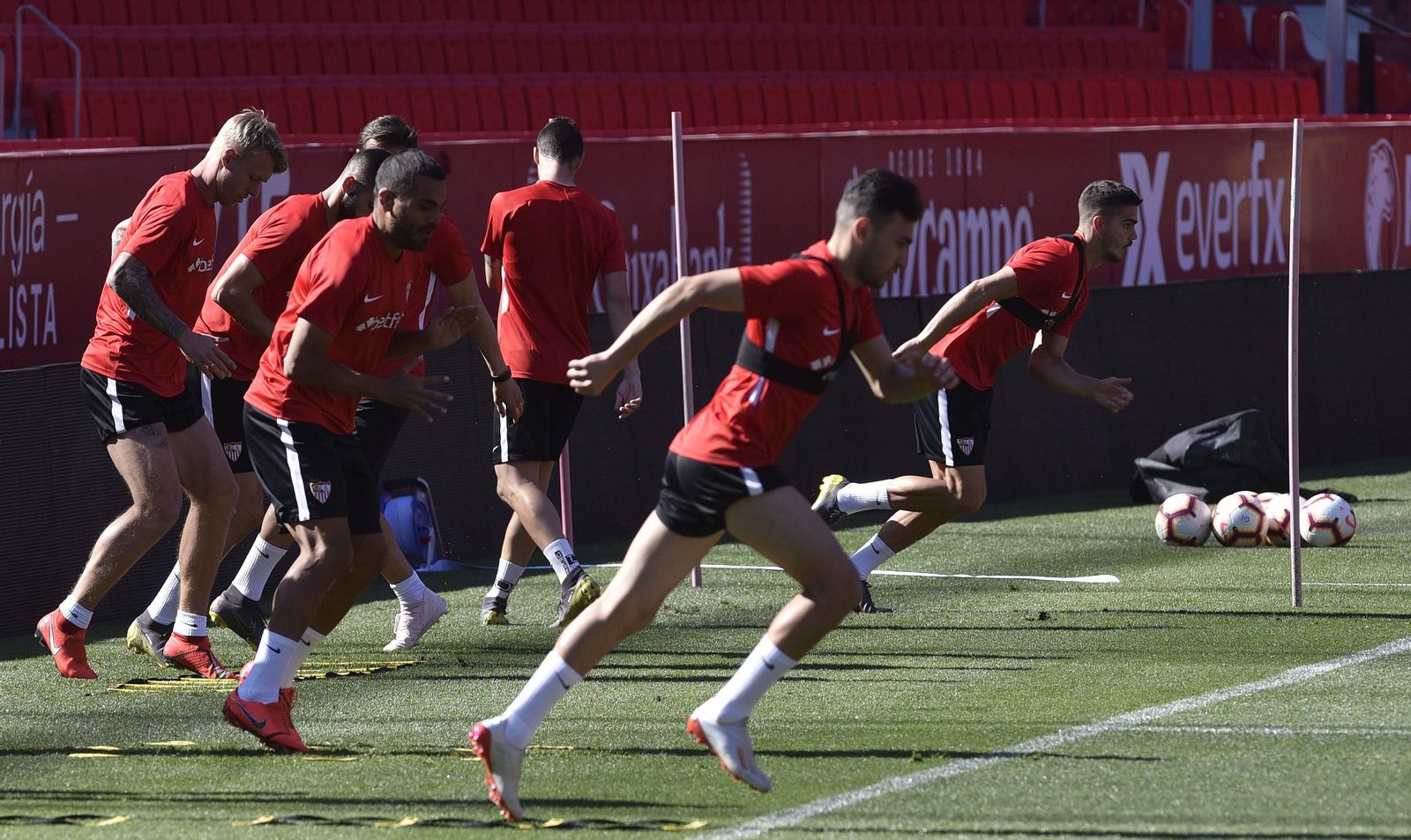 Munir y Mercado, que vuelve tras su proceso vírico, inician un sprint junto a Andre Silva, al que no citó Caparrós.