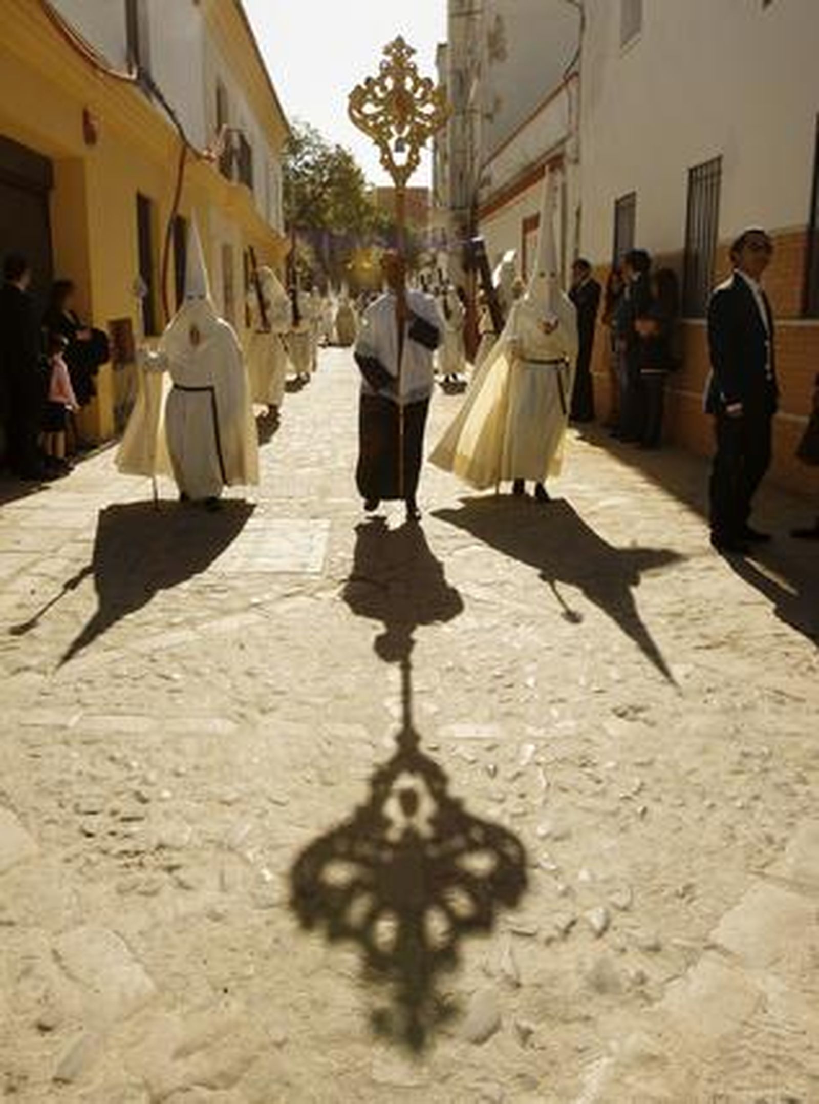 El tintinábulo de la hermandad del Transporte se alza por la calle Nueva.

Foto: juan carlos toro