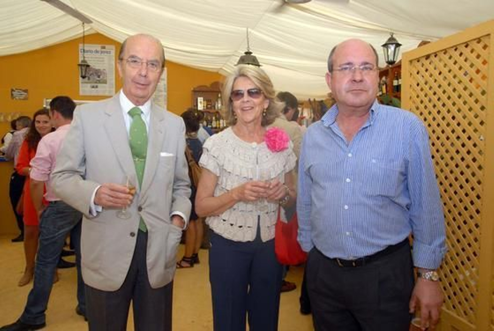 Francisco Fernández García-Figueras, medalla de honor de las Reales Academias de Andalucía; su mujer, María García Angulo, y el exdirector del Diario, Manuel de la Peña. 

Foto: Manuel Aranda