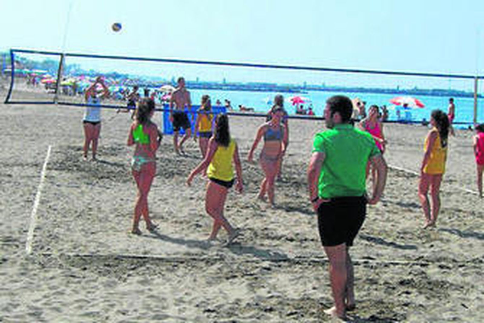 Uno de los partidos de voley playa en El Palmeral.