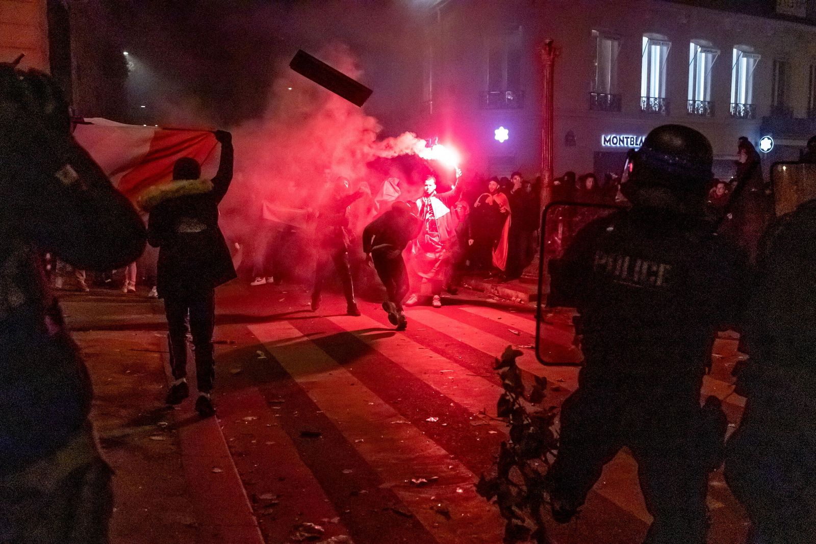 La Policía trata de contener un acto vandálico en París el pasado sábado.
