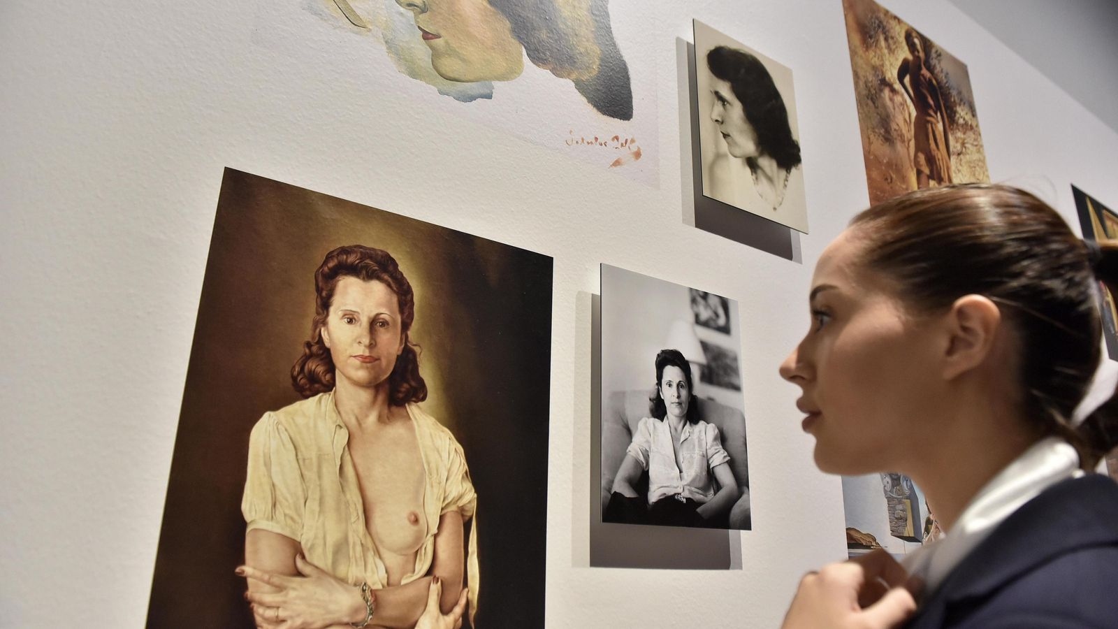 Una visitante observa un retrato de Gala, esposa, modelo y musa de Dalí, a la que se dedica un apartado de la exposición.