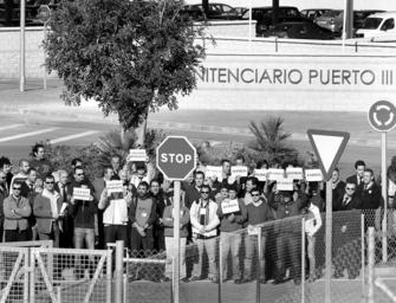 Funcionarios de prisiones, ayer en la concentración ante la puerta de acceso a Puerto 3.