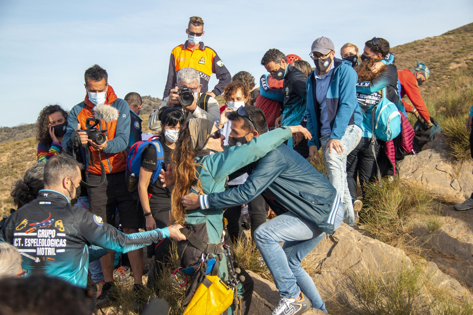 Así ha sido la salida de Beatriz Flamini tras 500 días en una cueva de Granada, en imágenes