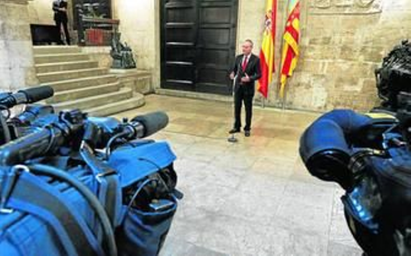 El presidente valenciano, Alberto Fabra, en su comparecencia para explicar la clausura de la RTVV.
