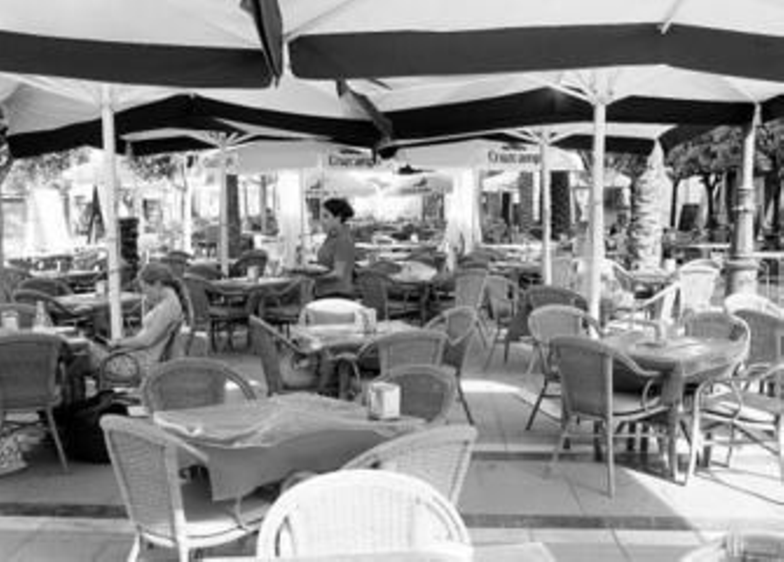 Desoladora imagen de la terraza de un bar vacía en el arranque de la temporada alta del sector.