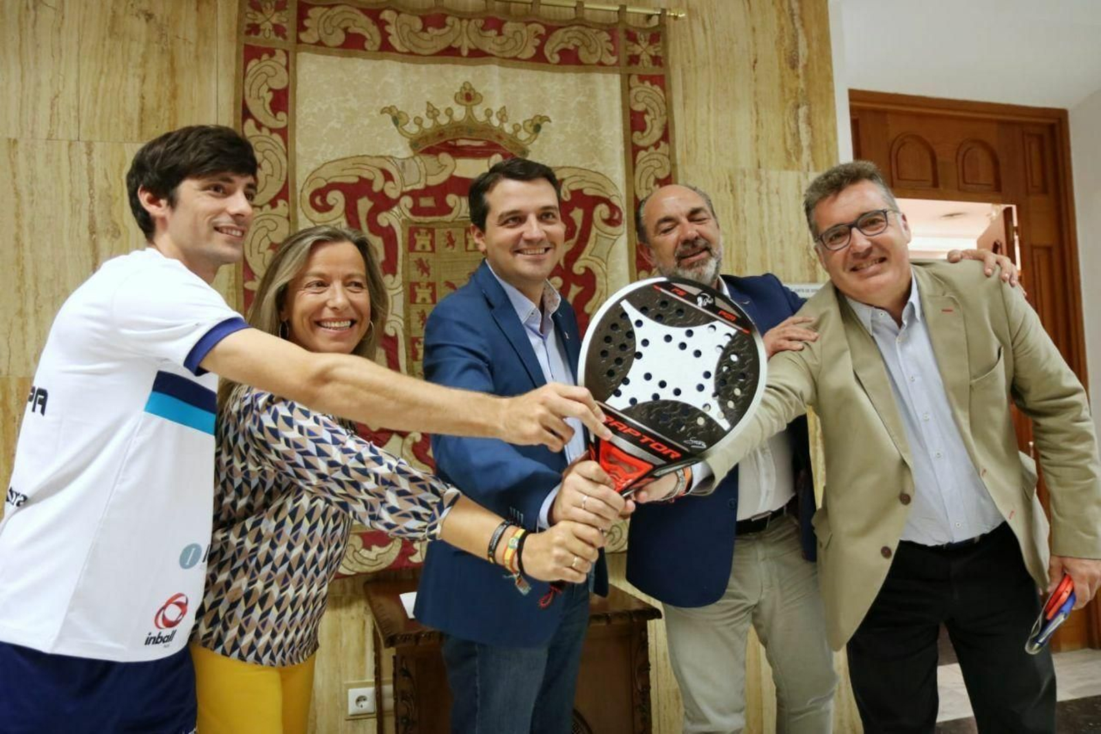 Stupaczuk, Albás, Bellido, Torres y Torrejimeno, durante el acto de presentación. Stupaczuk, Albás, Bellido, Torres y Torrejimeno, durante el acto de presentación.