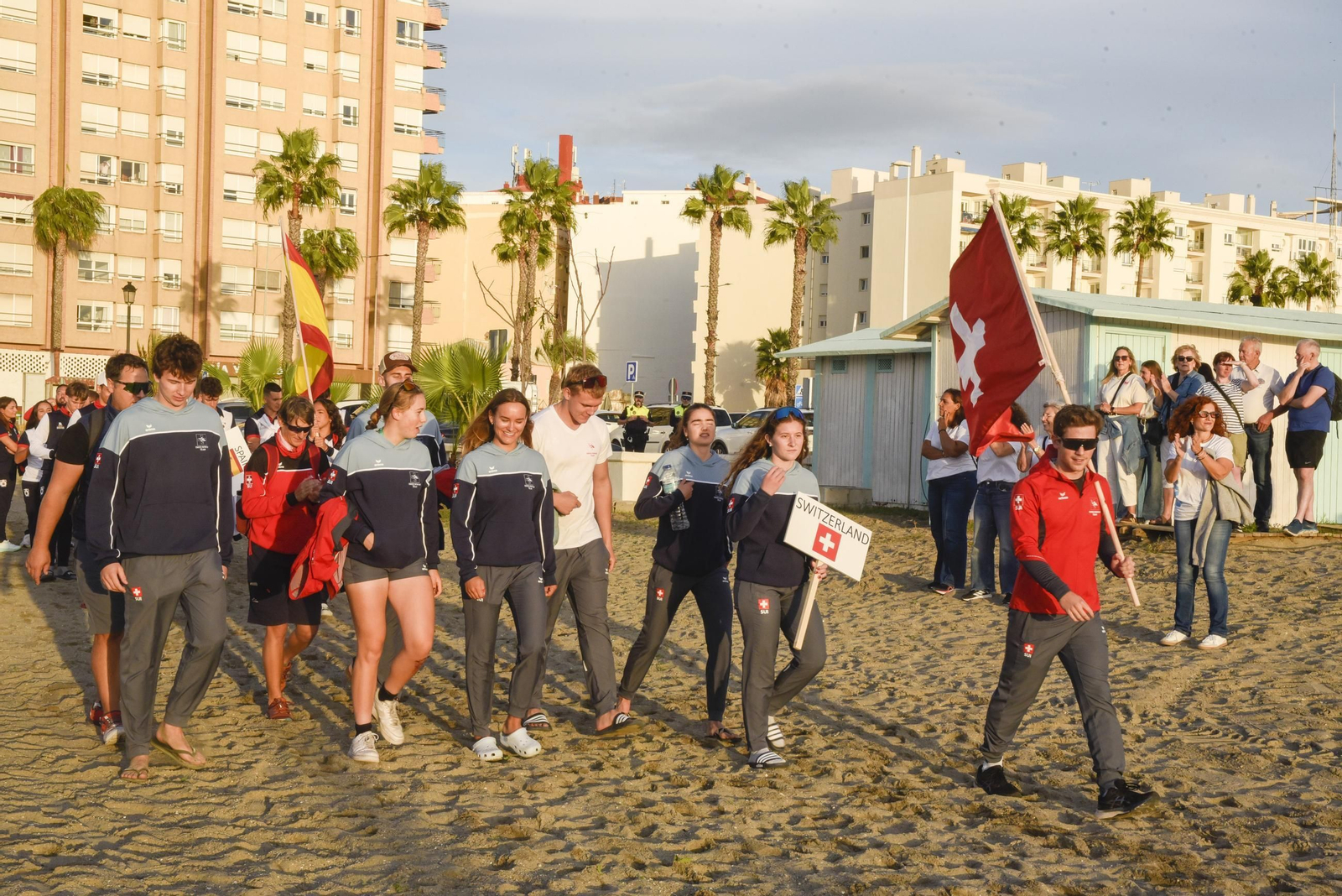 Las fotos del desfile de participantes de la Copa de la Juventud Europea de remo beach sprint de La Línea