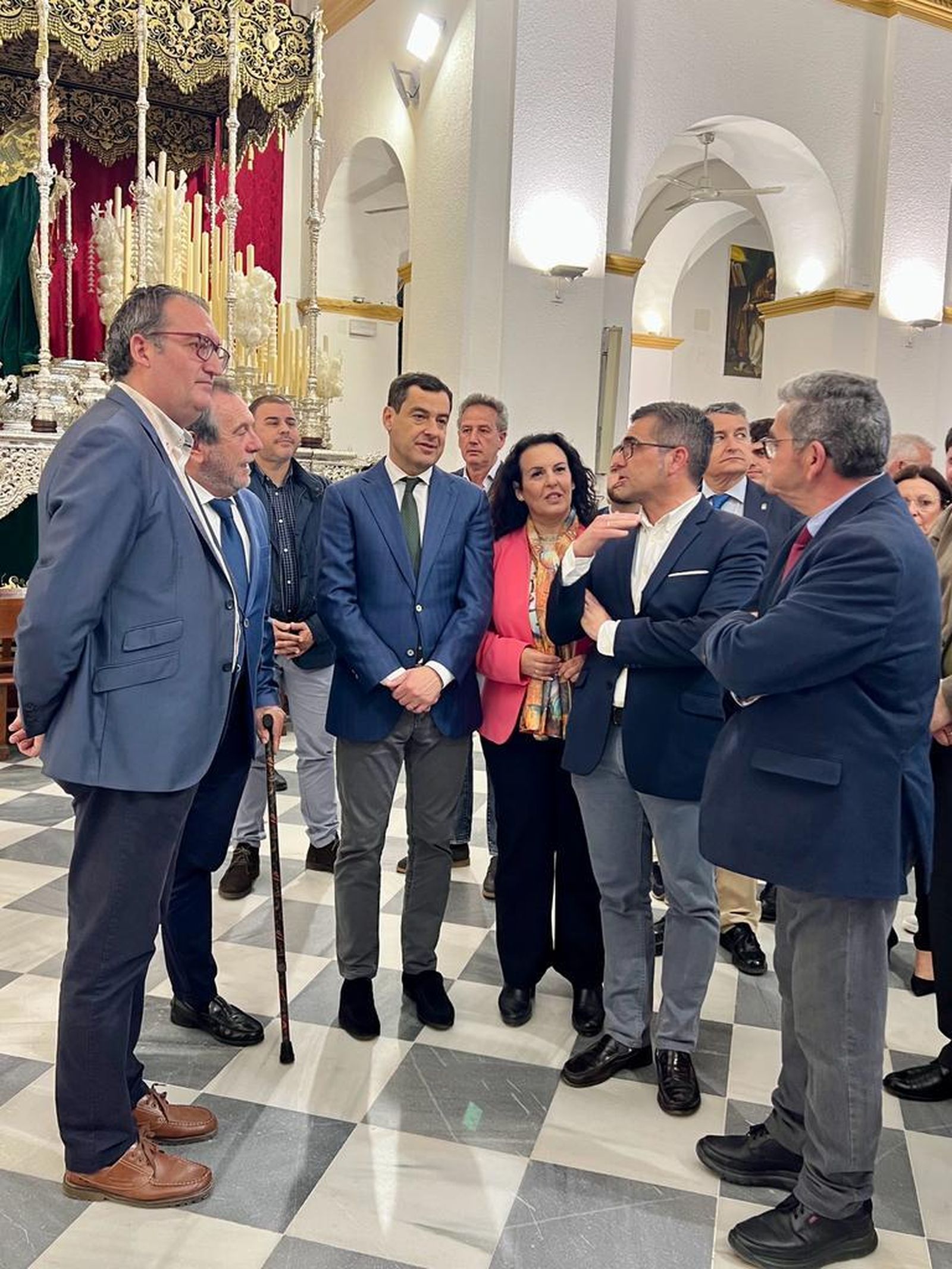 Juanma Moreno, durante su visita a la iglesia de San Telmo este sábado.
