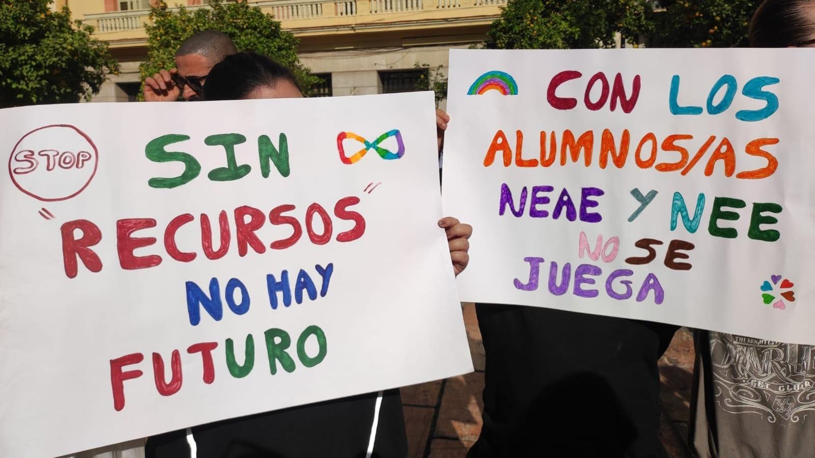 Algunas pancartas vistas en la protestas.