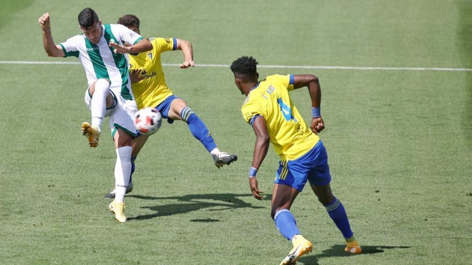 Willy remata en el área cadista, entre Espínola y Saturday.