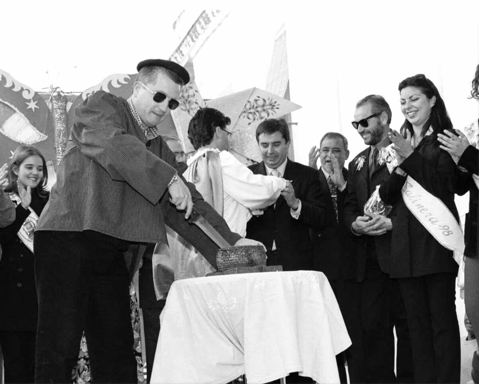 Hay cosas que no han cambiado, como la Quesada Popular de Los Catavinos el primer sábado de Carnaval. En la imagen, Manolo Casal, Quesero Mayor de la fiesta en 1999