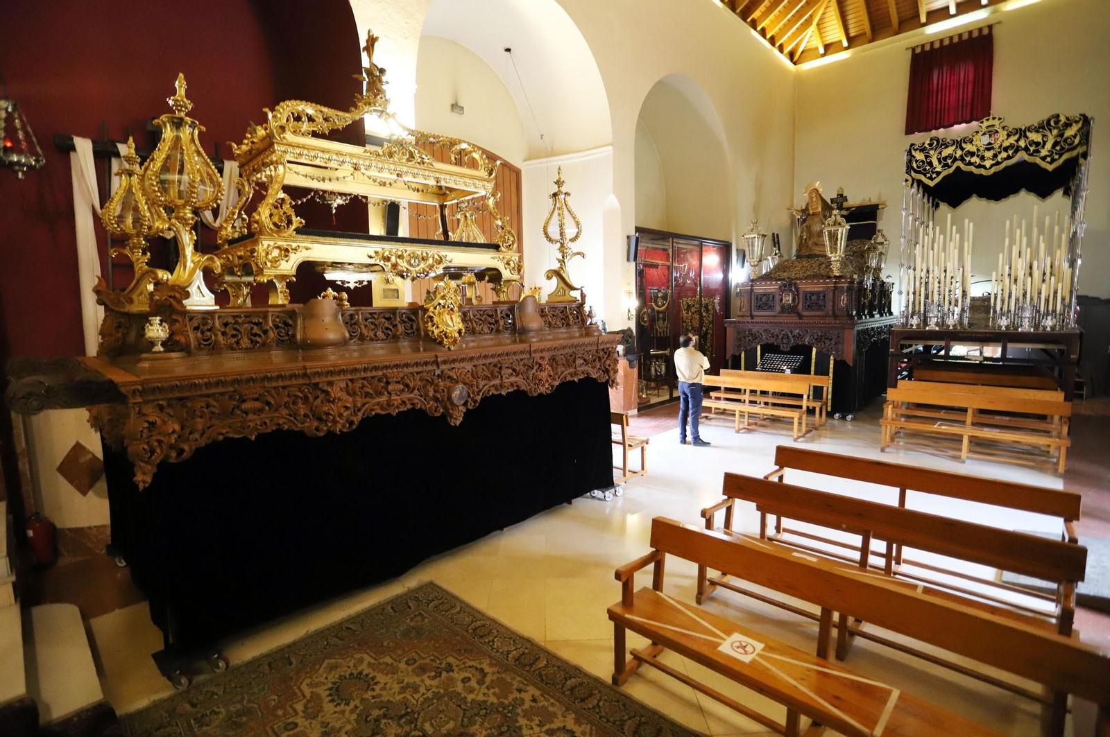 Los tres pasos en el interior de la ermita de la Soledad.