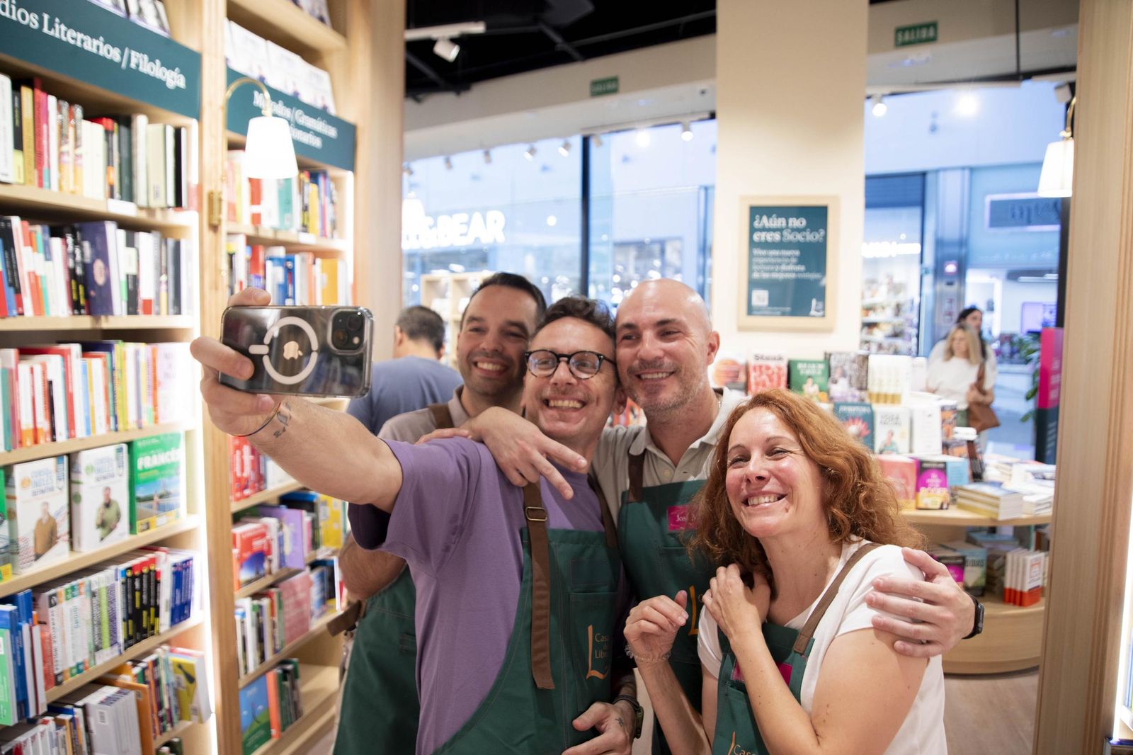 Las imágenes de la apertura de la Casa del Libro en el Centro Comercial Torrecárdenas de Almería