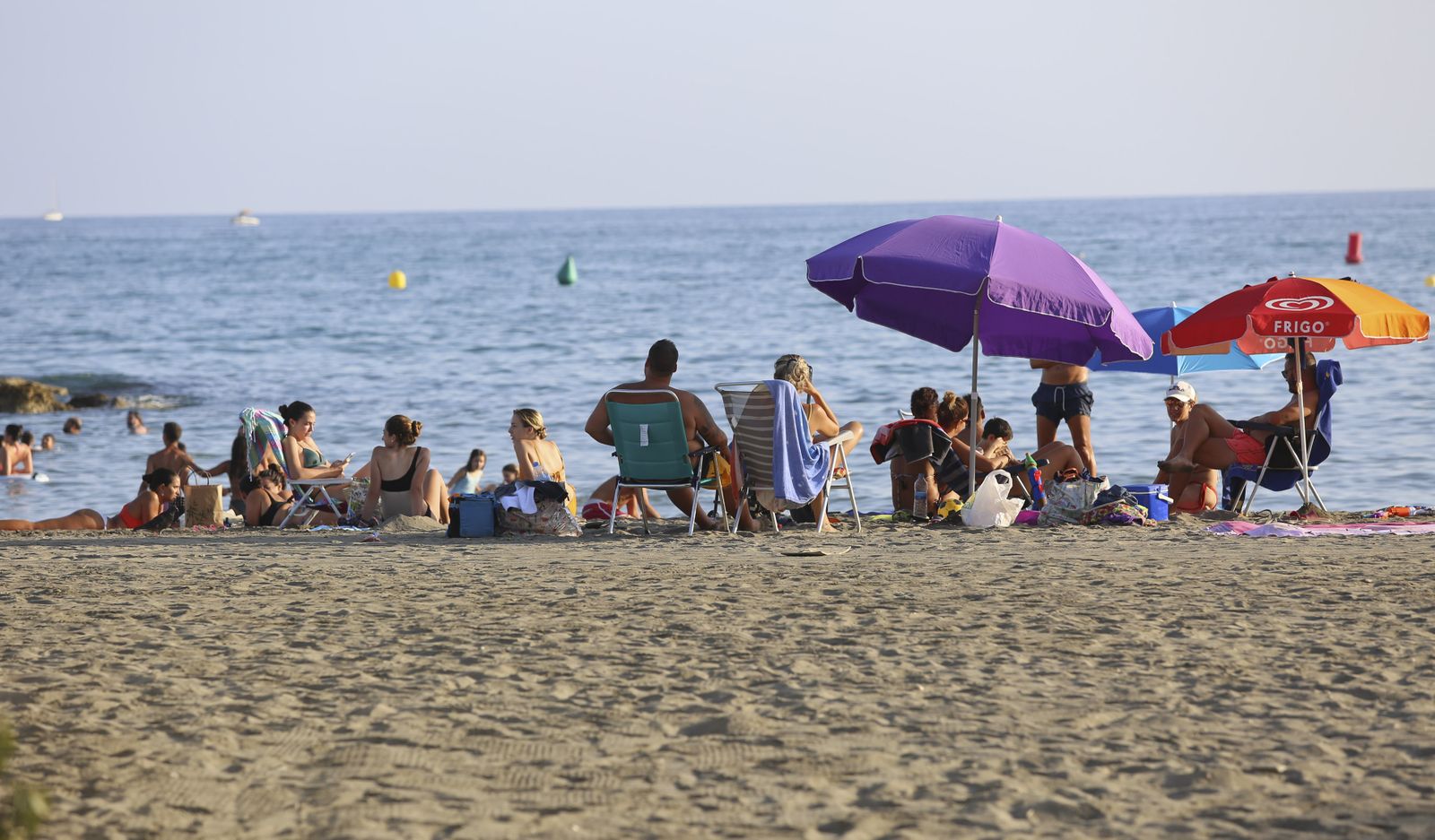Así se está viviendo el verano del coronavirus en Pedregalejo. Fotos al atardecer