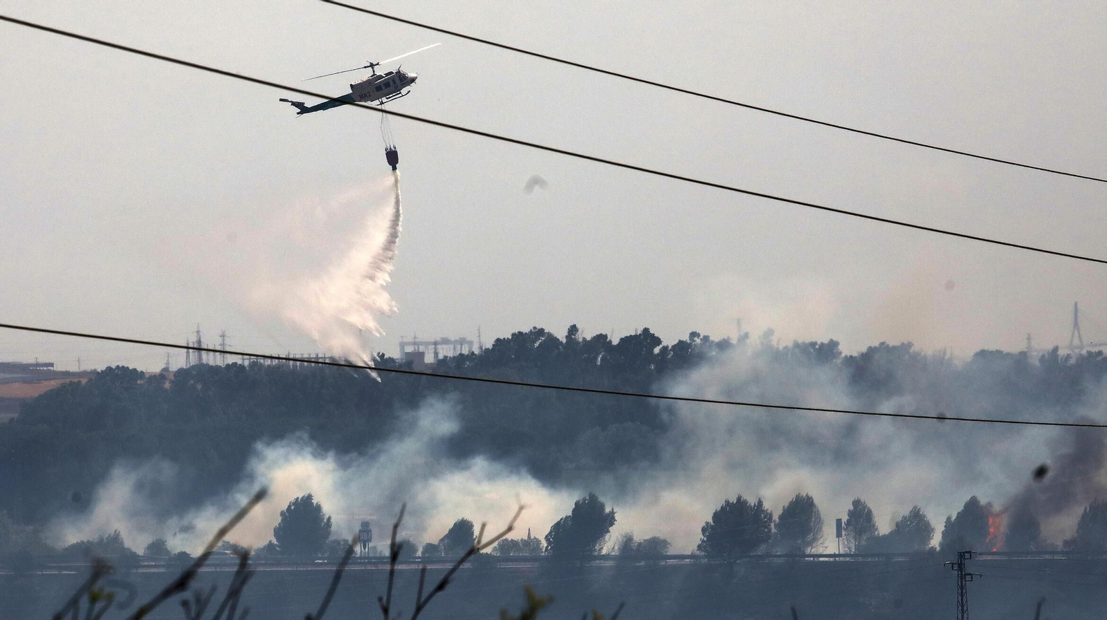 Un helicóptero, esta tarde en plenas labores de extinción del incendio.