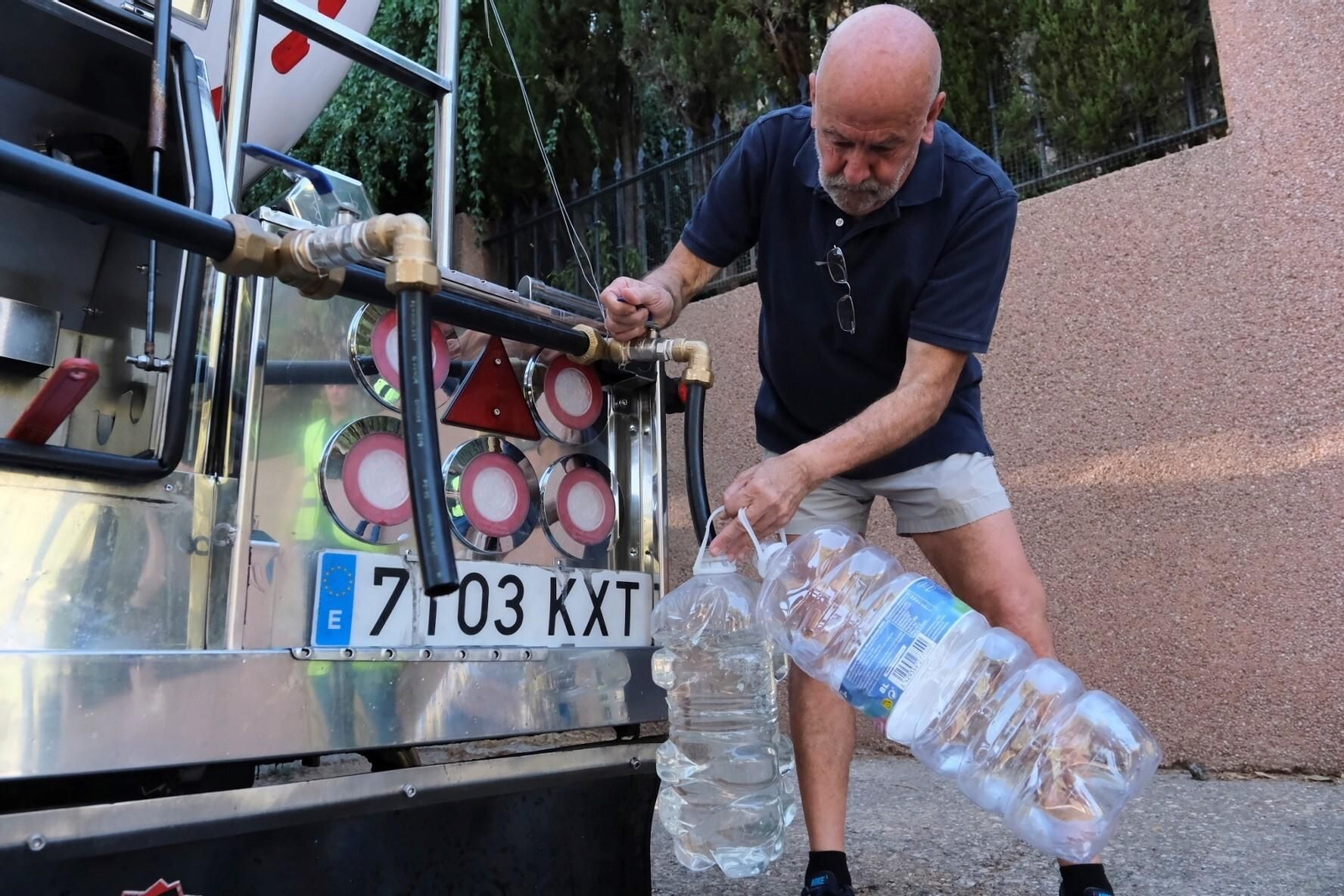 Los camiones cisterna de Emacsa ya abastecen a los vecinos de Las Jaras, en imágenes