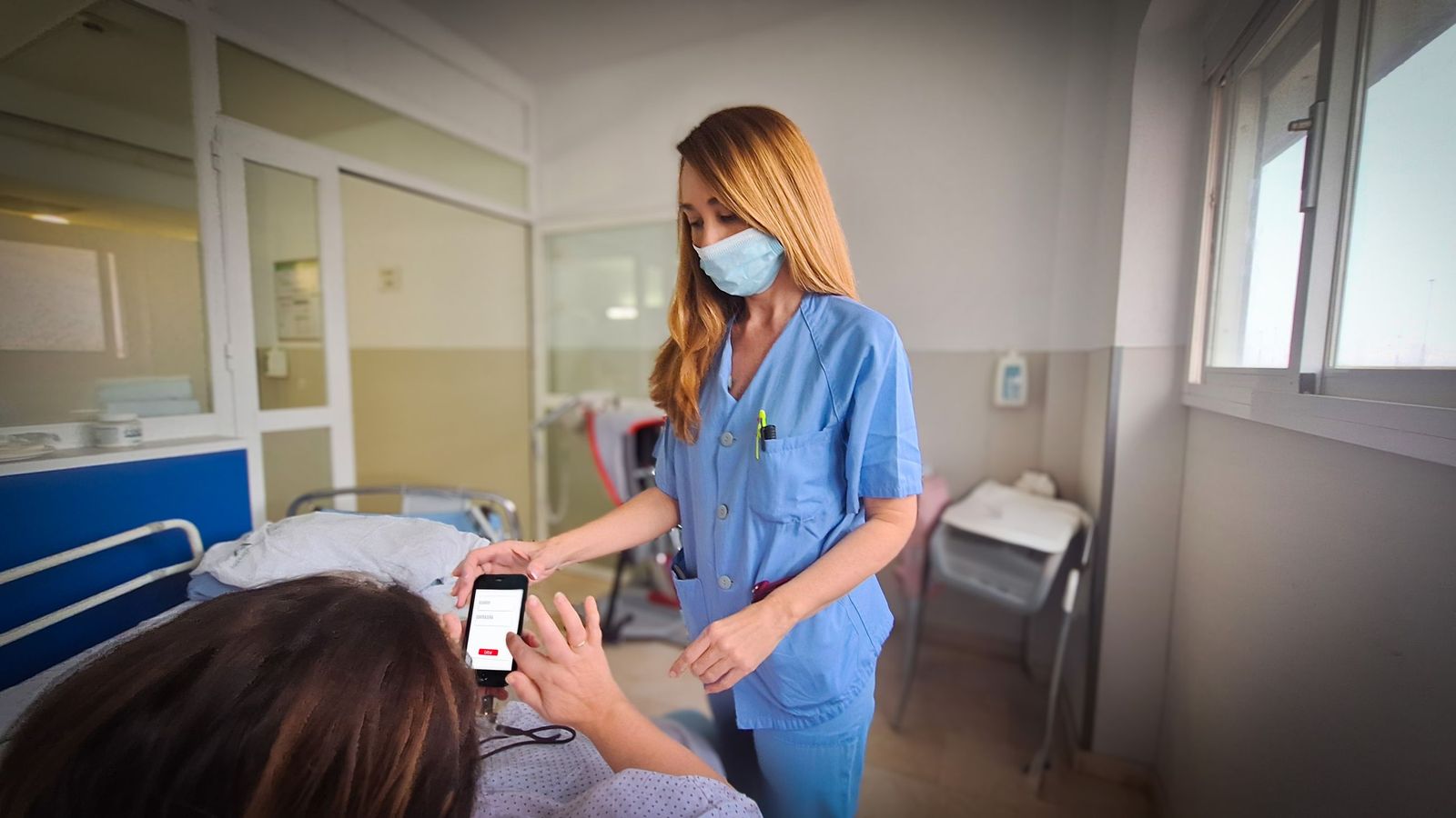 Una paciente participa en el proyecto de digitalización del seguimiento del ictus.