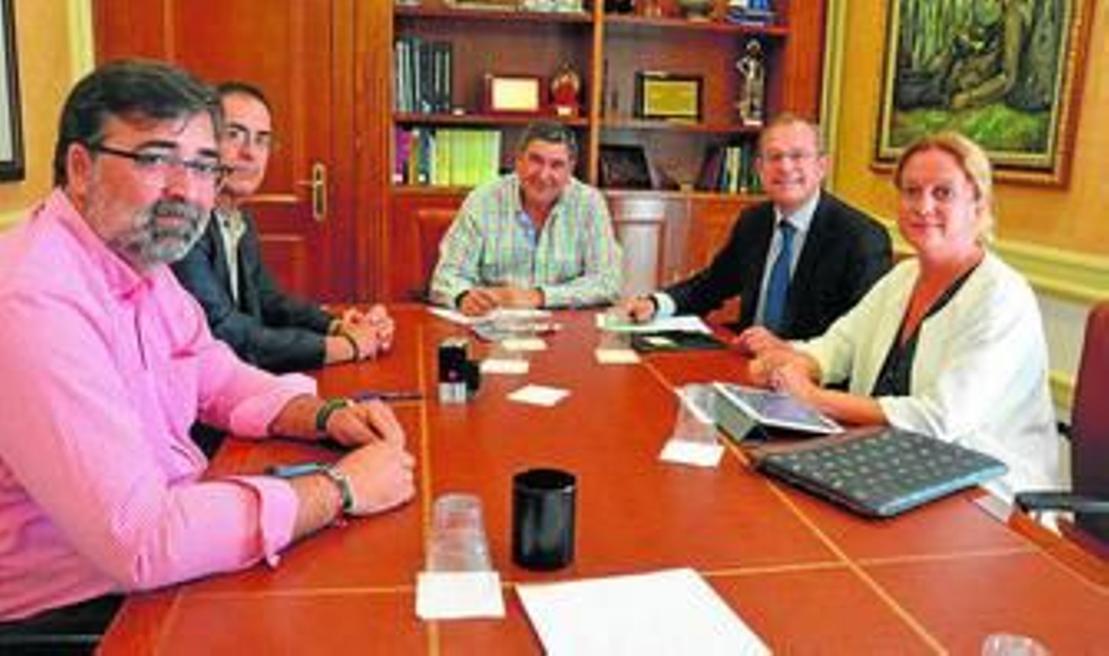 El alcalde de Vélez, en el centro de la imagen, junto a representantes de los bancos.