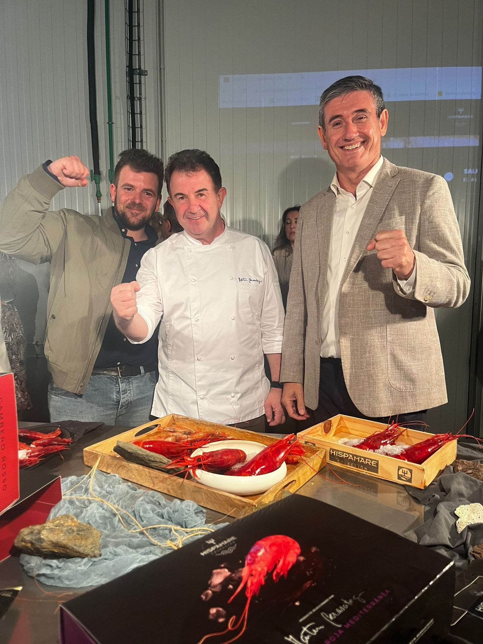 Martín Berasategi, nuevo embajador con estrella de Hispamare, junto al alcalde de Adra, Manuel Cortés.