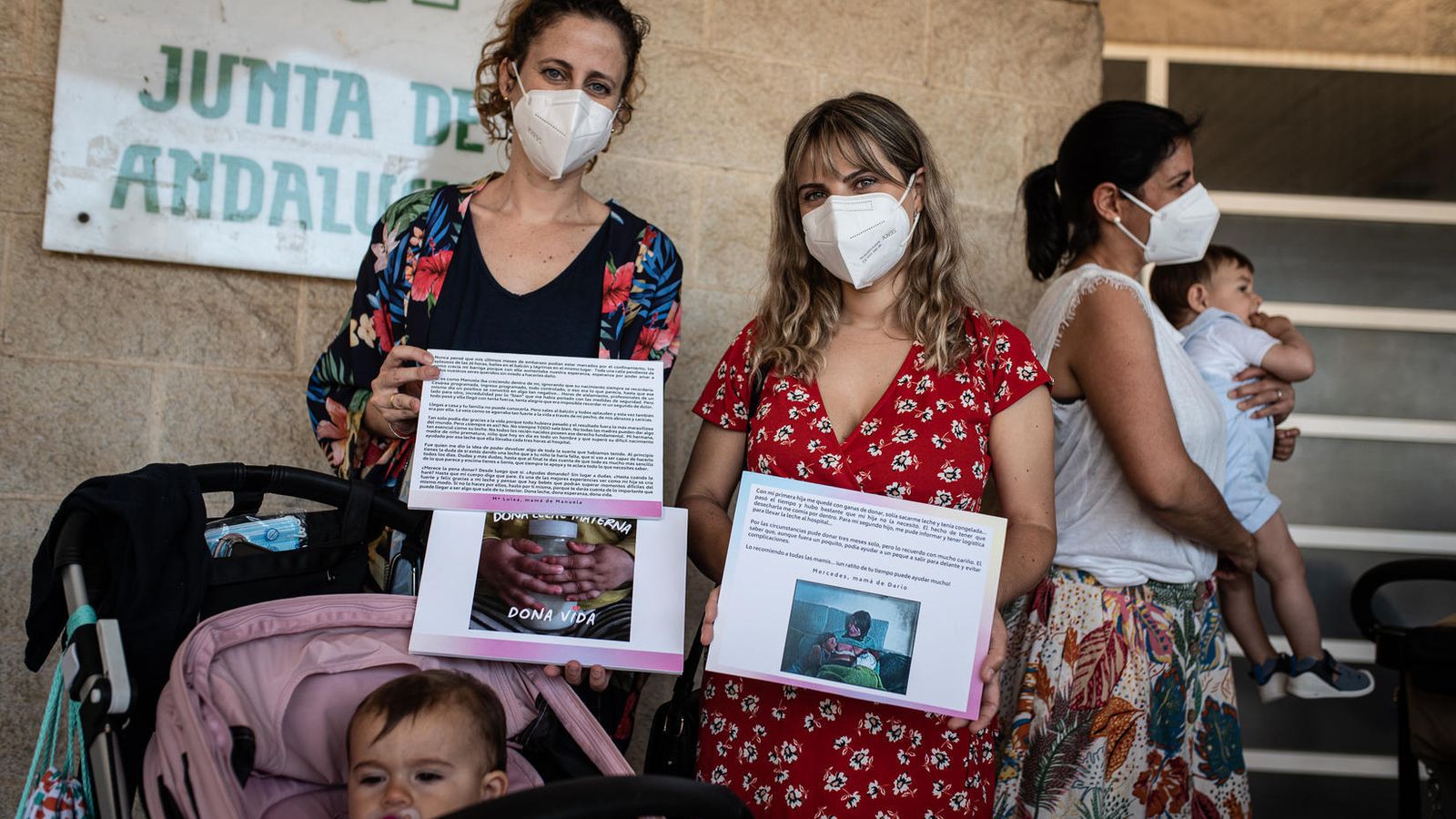 Dos de las madres en el homenaje del hospital Juan Ramón Jiménez.