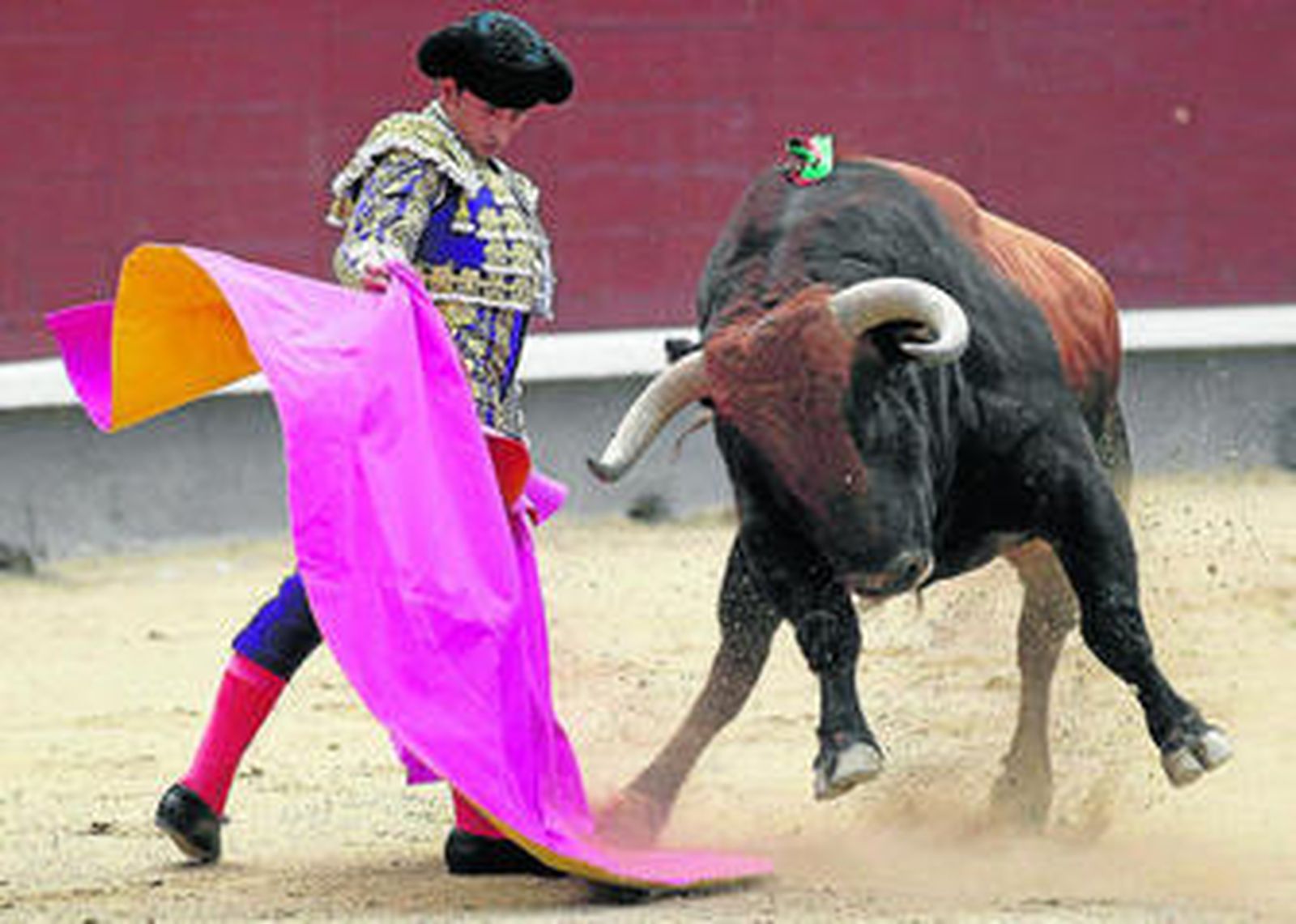 Alberto Aguilar lanceando al toro del triunfo, el quinto del orden de lidia, ayer en el festejo isidril.