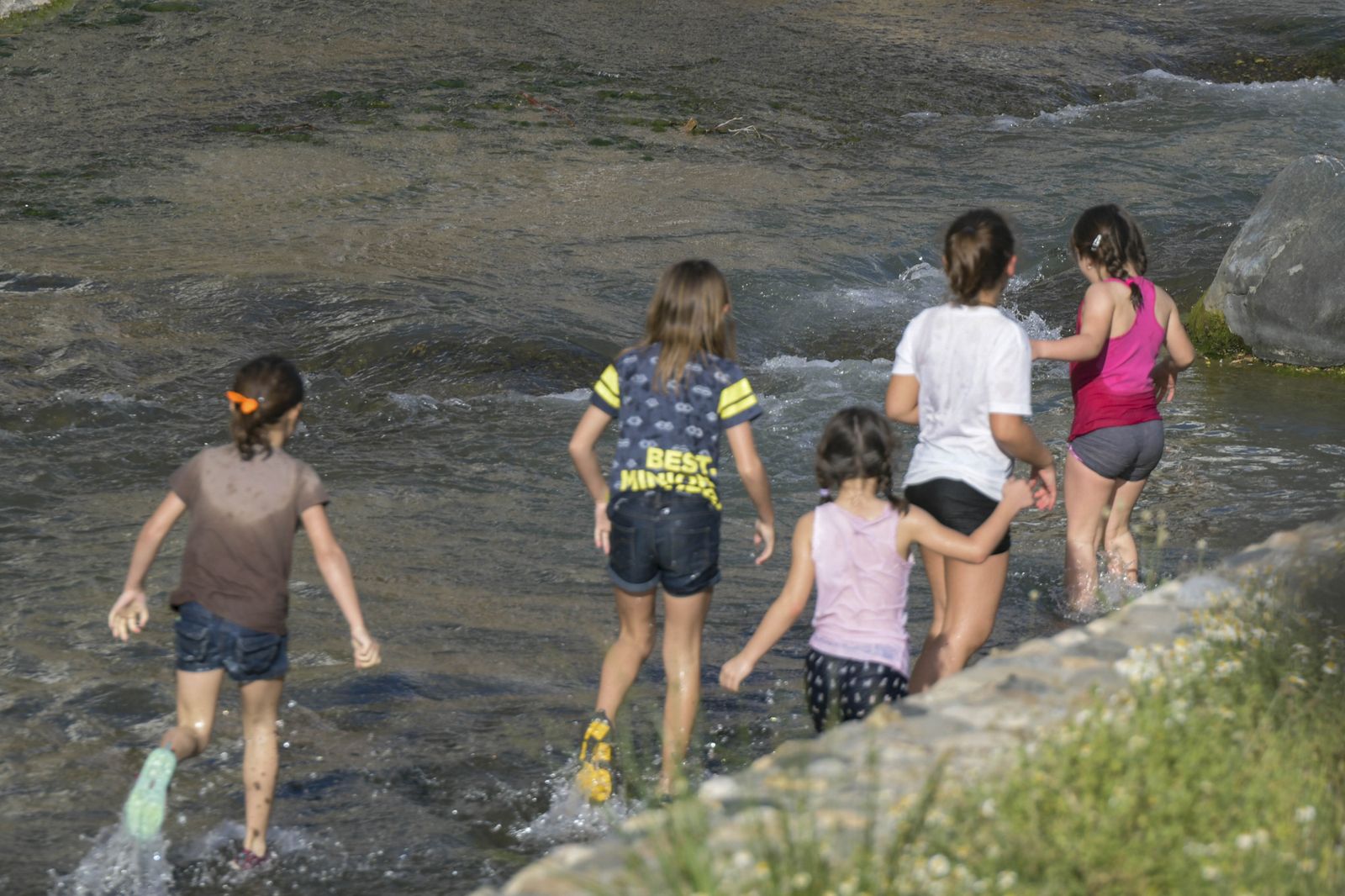 La desescalada se desmadra en Granada: bañistas en el río Genil