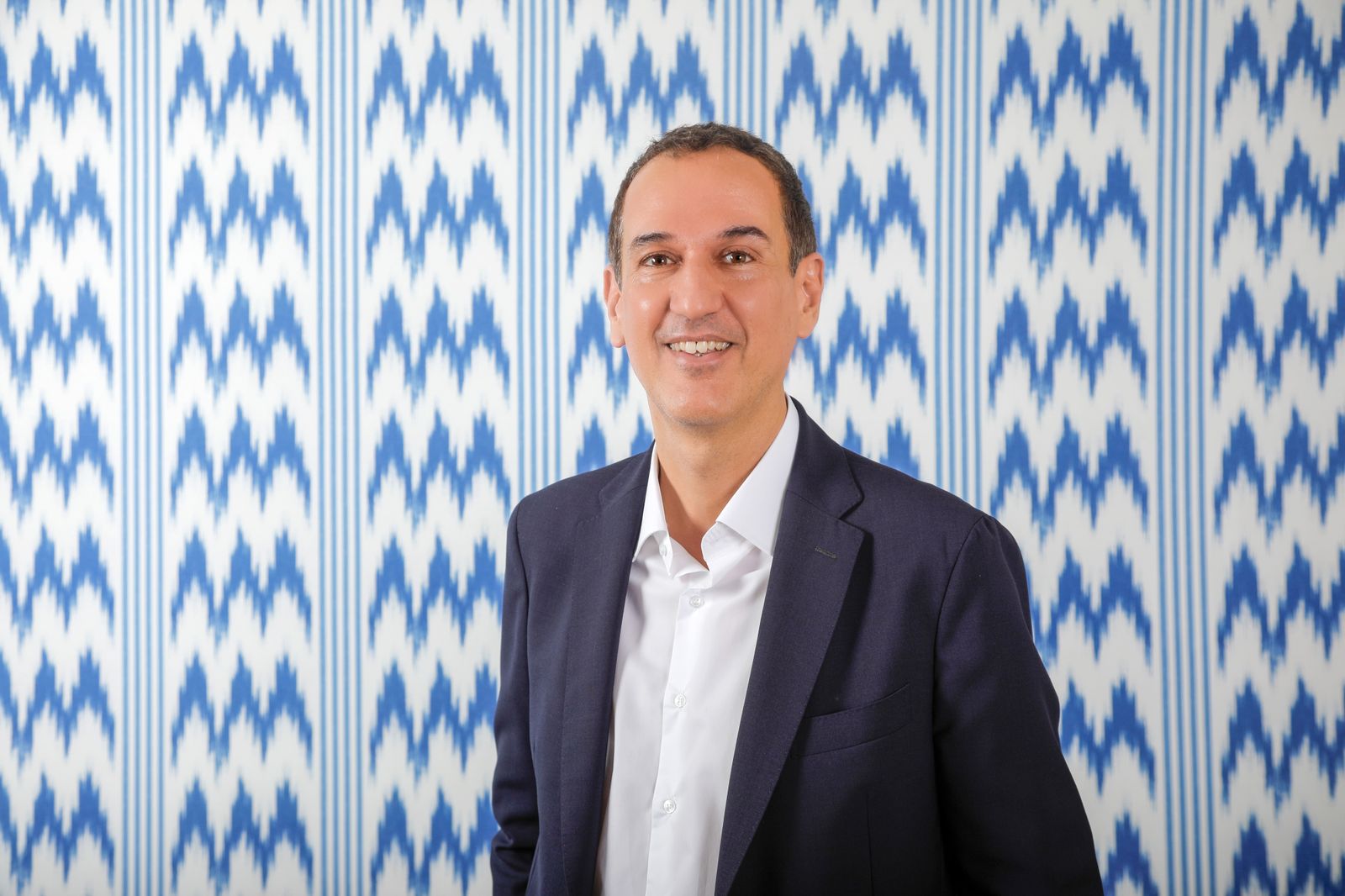 El escritor Roberto Santiago.