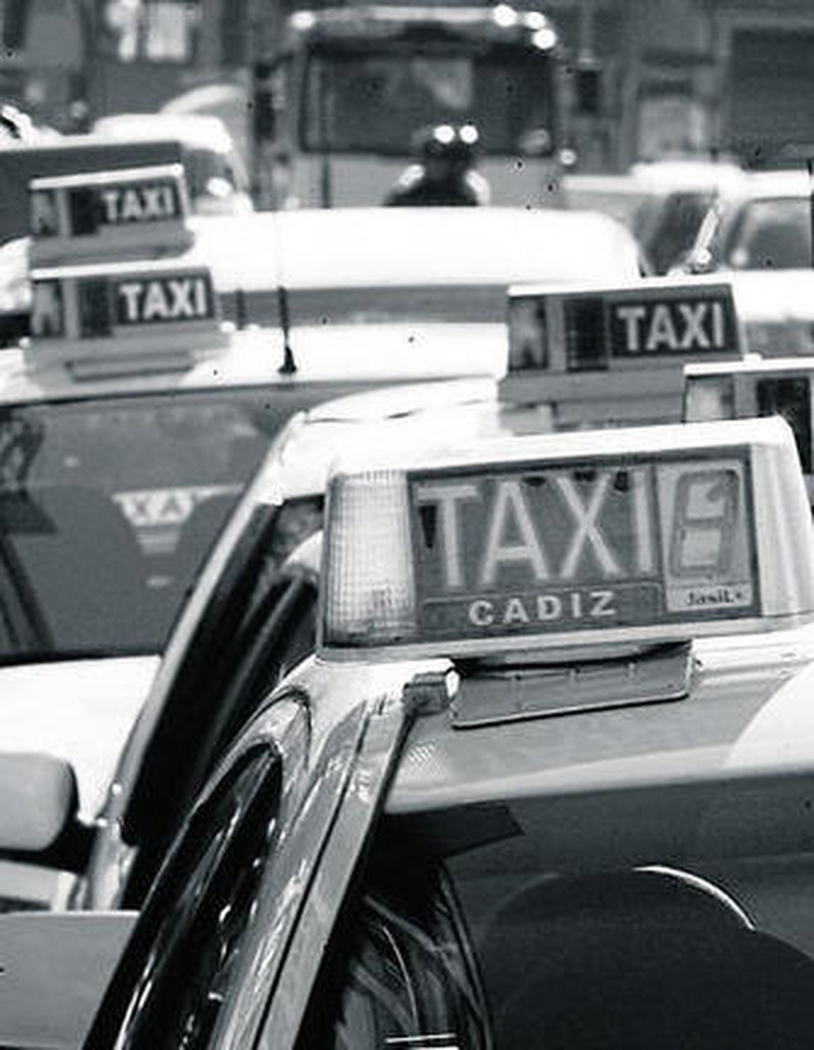 Los taxistas de Cádiz realizaron ayer un paro de dos horas.