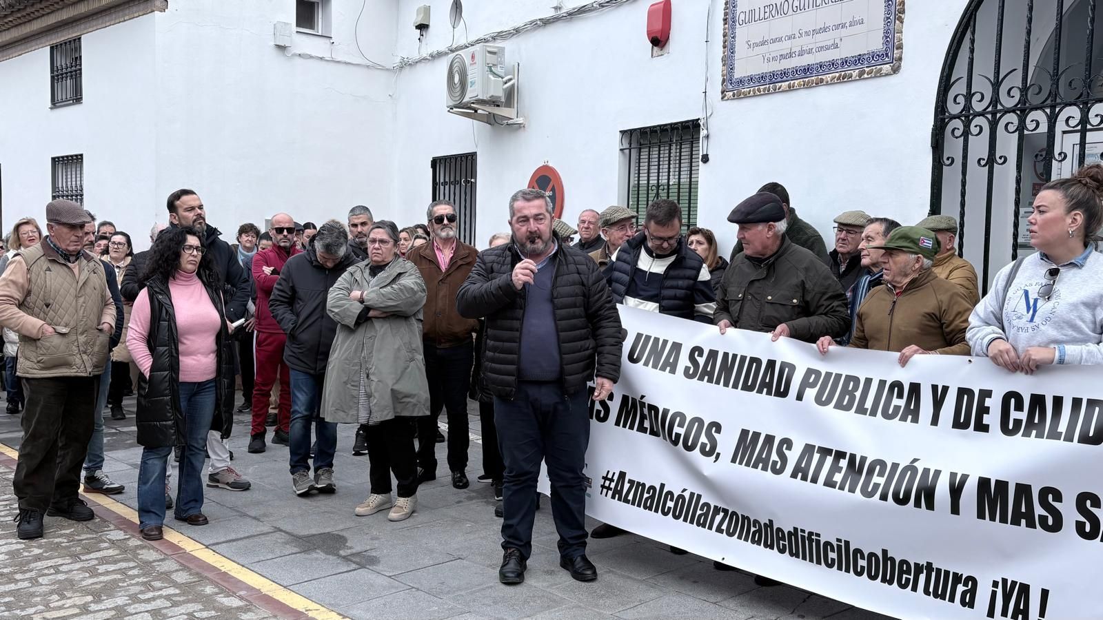 El alcalde de Aznalcóllar en la concentración por una sanidad digna