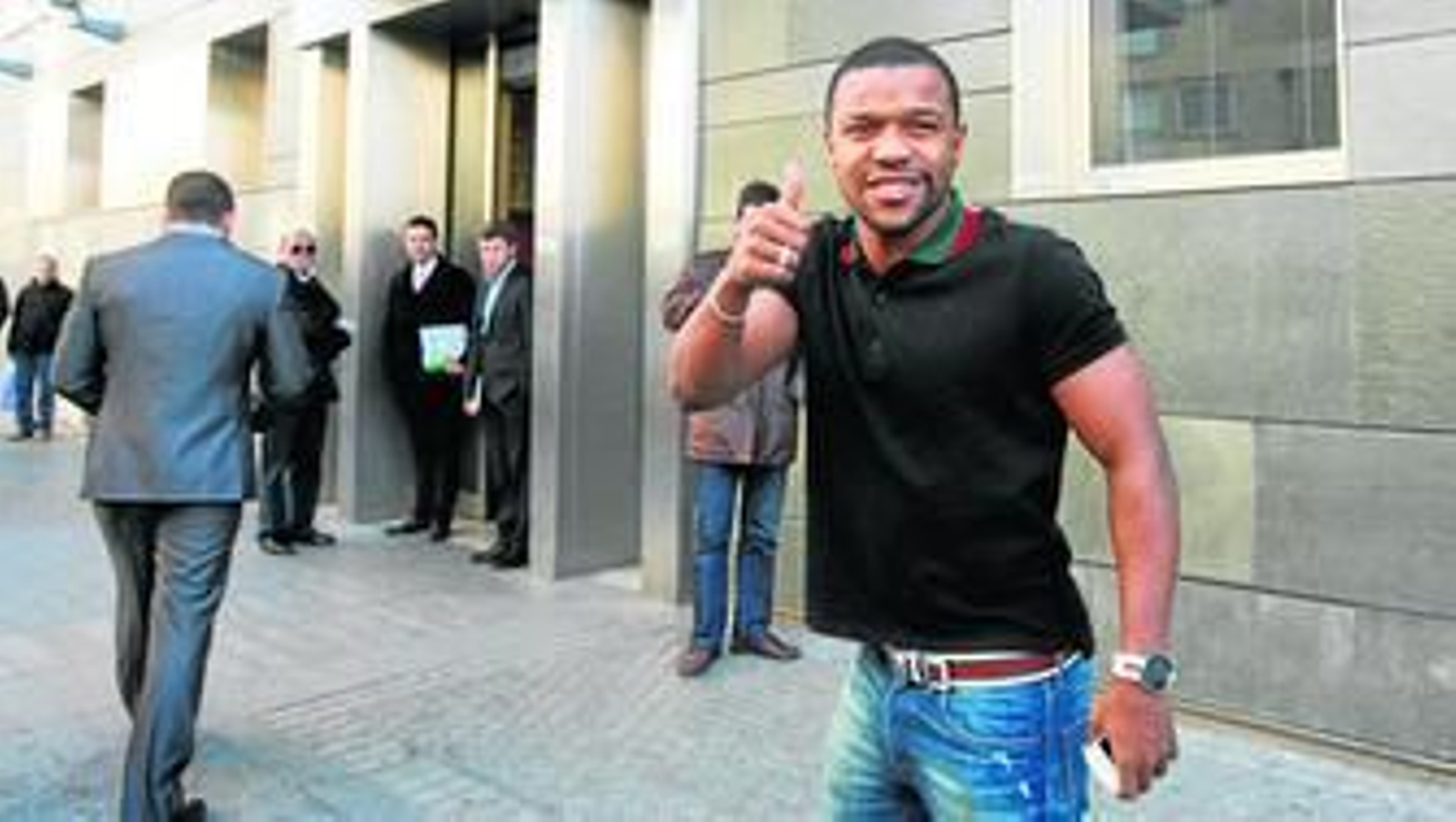 El colombiano Dorlán Pabón realiza un gesto de aprobación a su llegada al reconocimiento médico.