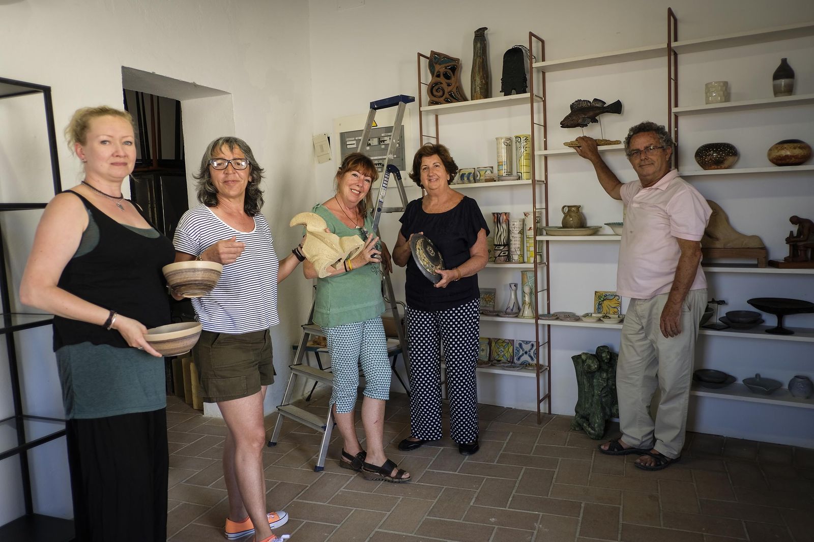 Cinco de los miembros de la nueva asociación de ceramistas posan en su sede del Castillo de Santa Catalina.
