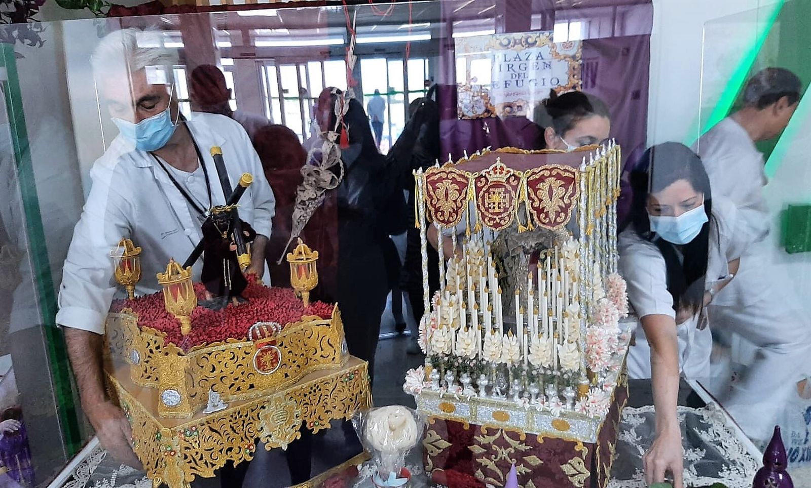 Profesionales del hospital Infanta Elena crean el rincón cofrade.