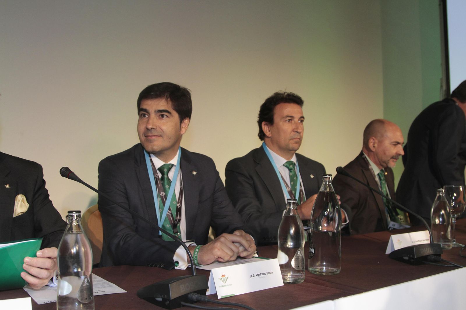 Ángel Haro, sonriente, y José Miguel López Catalán, antes de comenzar su triunfal Junta Extraordinaria.