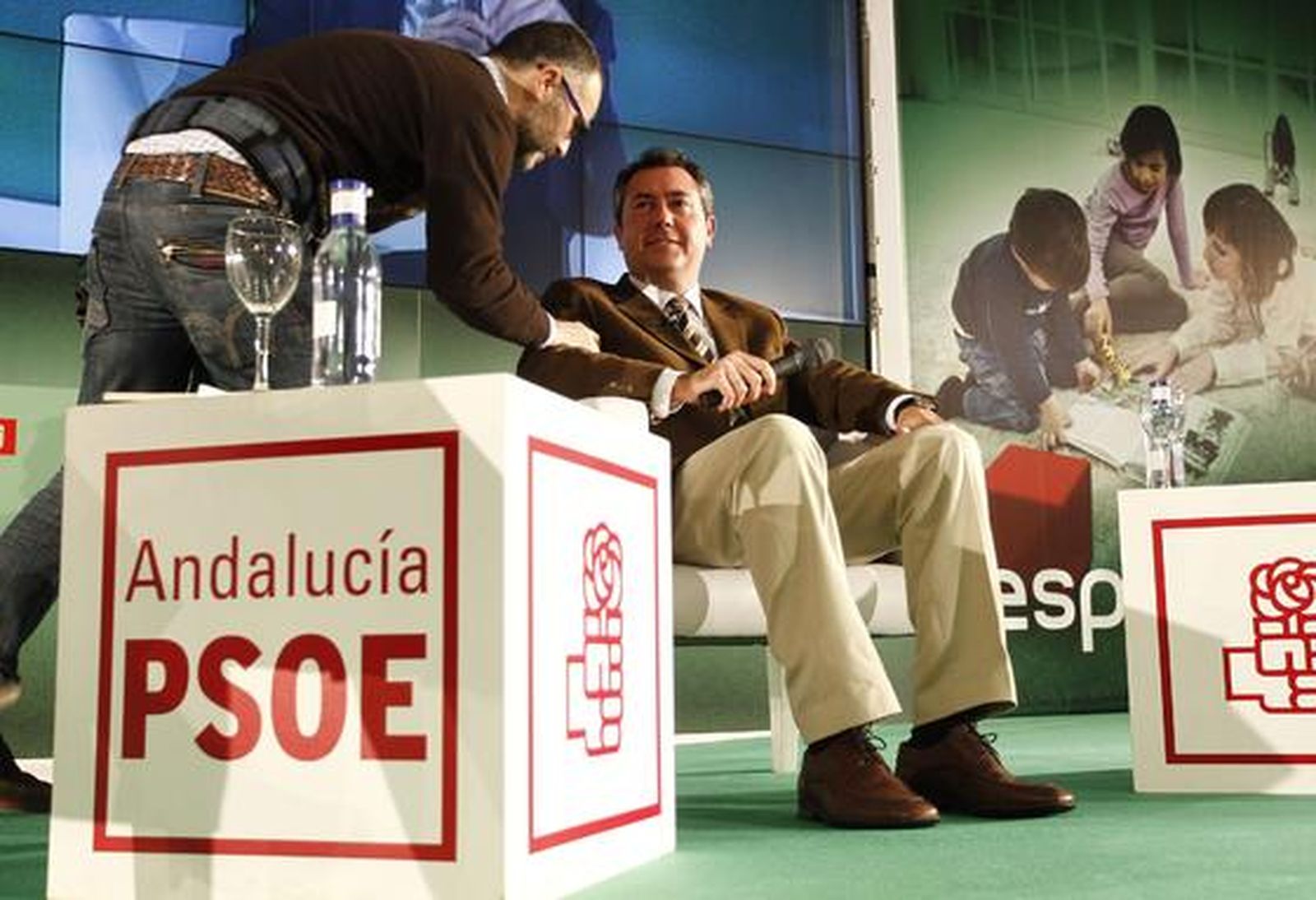 Acto de presentación del candidato socialista.

Foto: Antonio Pizarro / EFE
