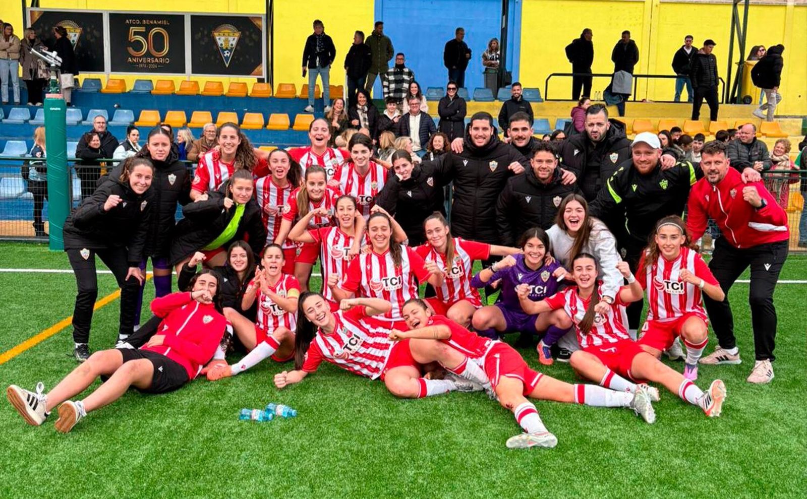 Las rojiblancas celebran sobre el terreno de juego su victoria frente al Atlético Ben-Namiel de este pasado domingo.