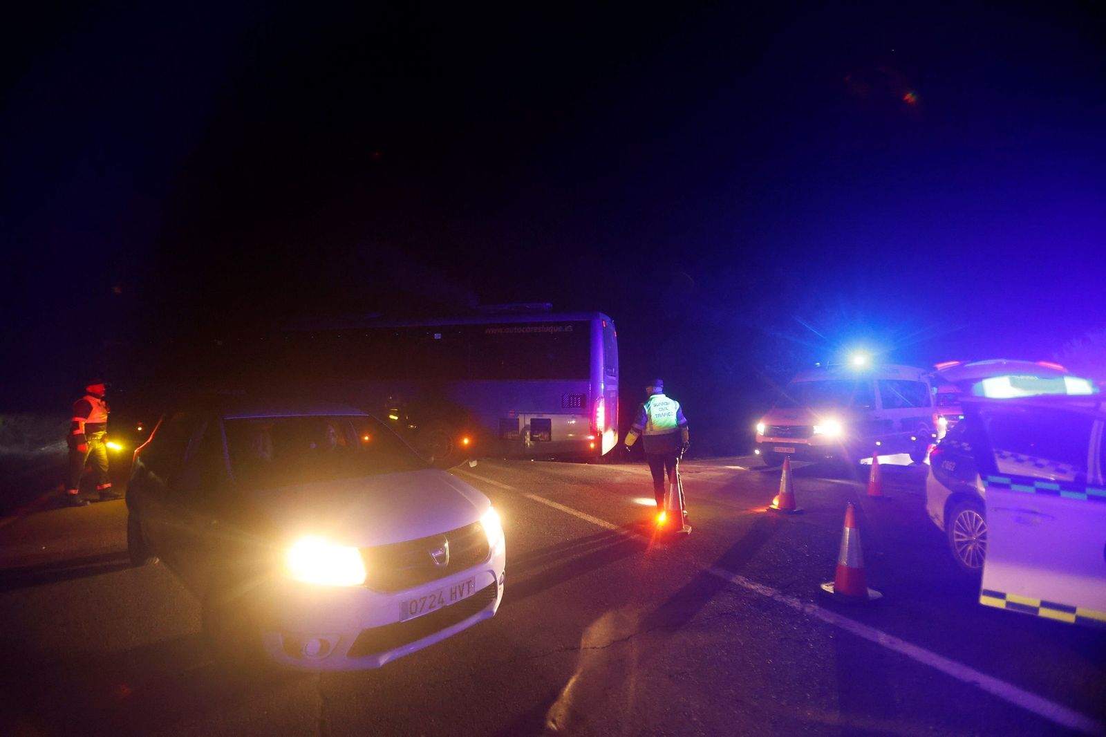 Las imágenes de los vehículos de emergencias evacuando a los pasajeros del descarrilamiento en Adamuz