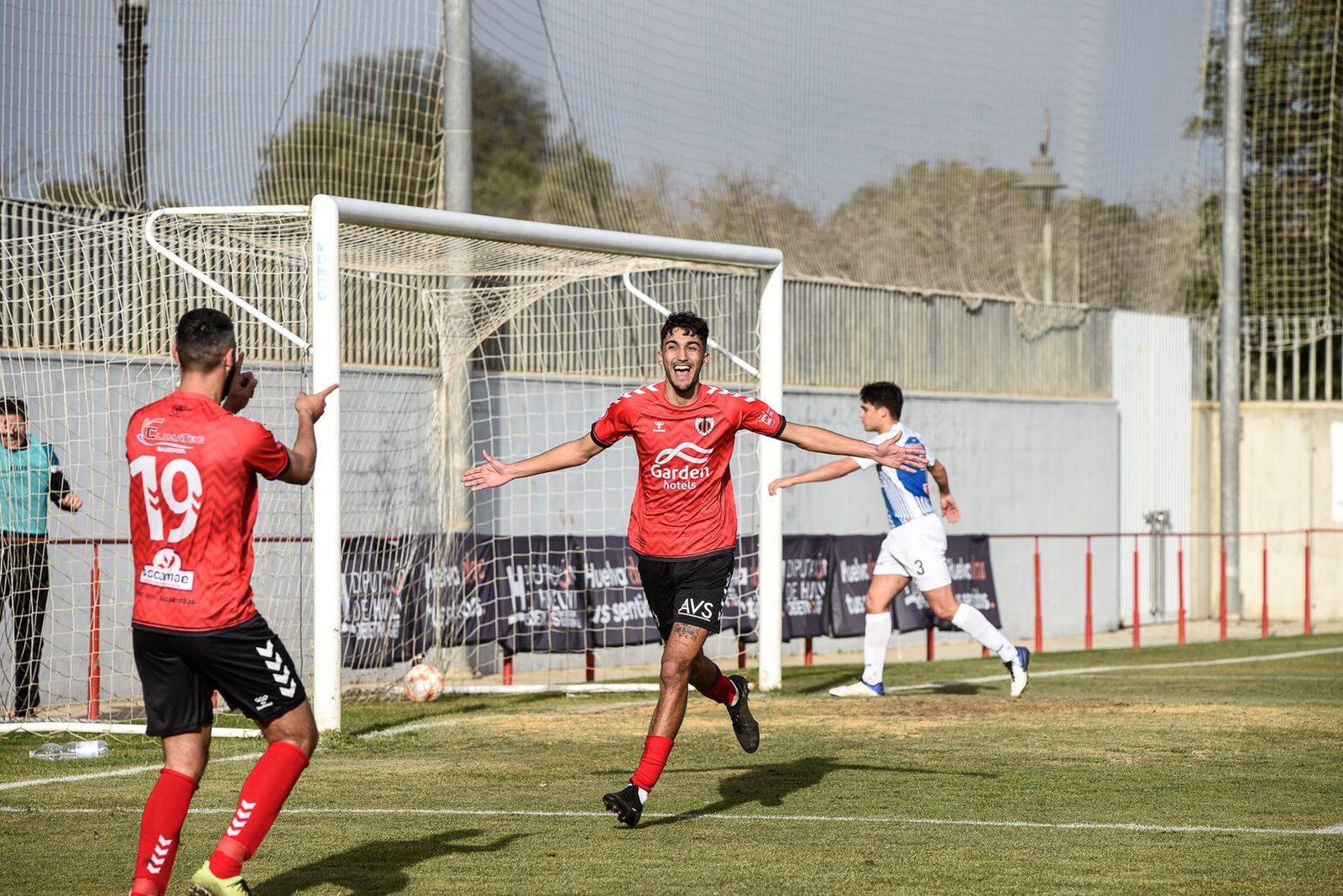Jugadores del Cartaya celebrando un gol al Bollullos.