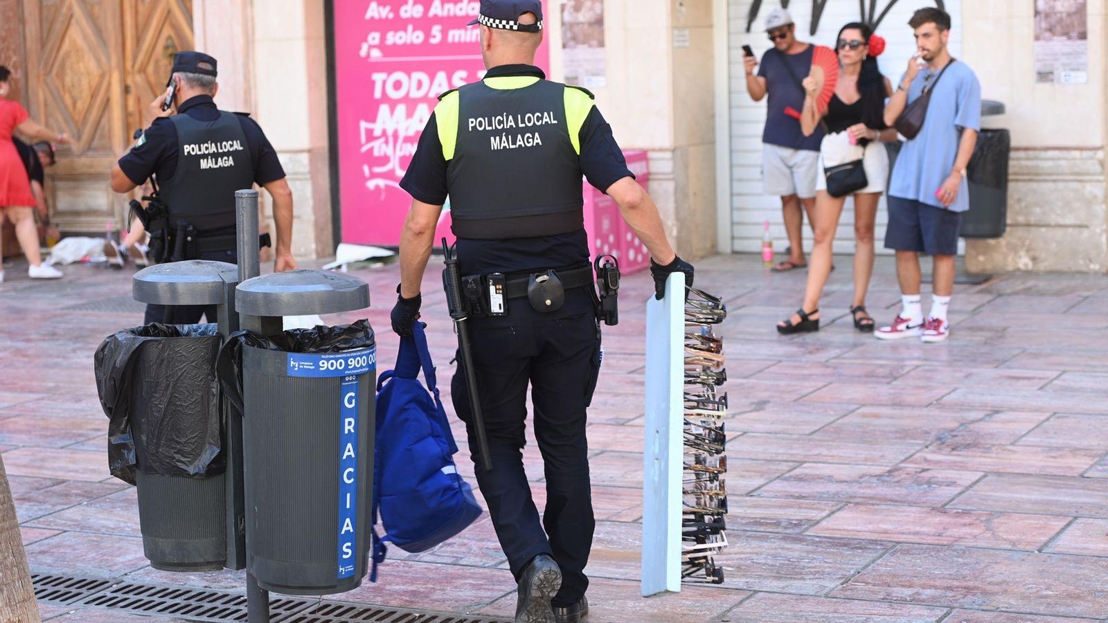 Retirada por parte de la Policía Local de un puesto ambulantes de gafas.
