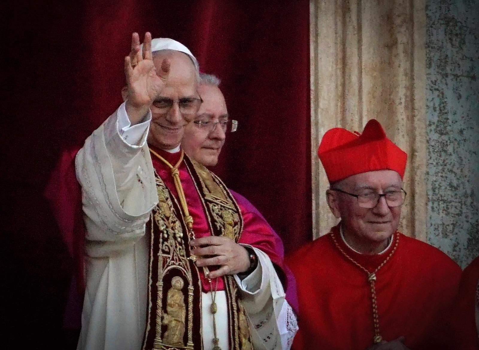 León XIV saluda a los fieles congregados en la Plaza de San Pedro.