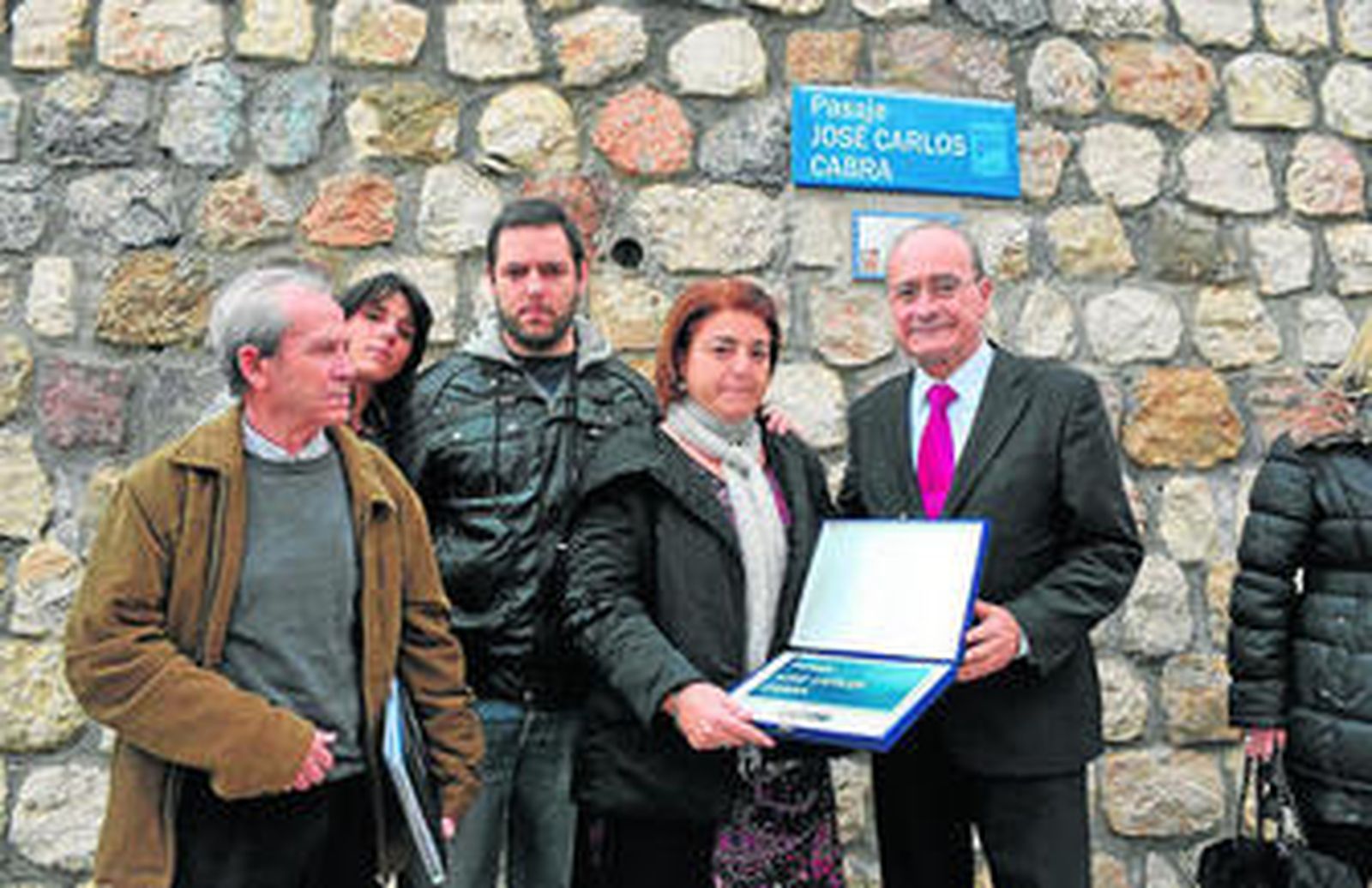 El alcalde entrega una placa conmemorativa a los familiares de José Carlos Cabra.