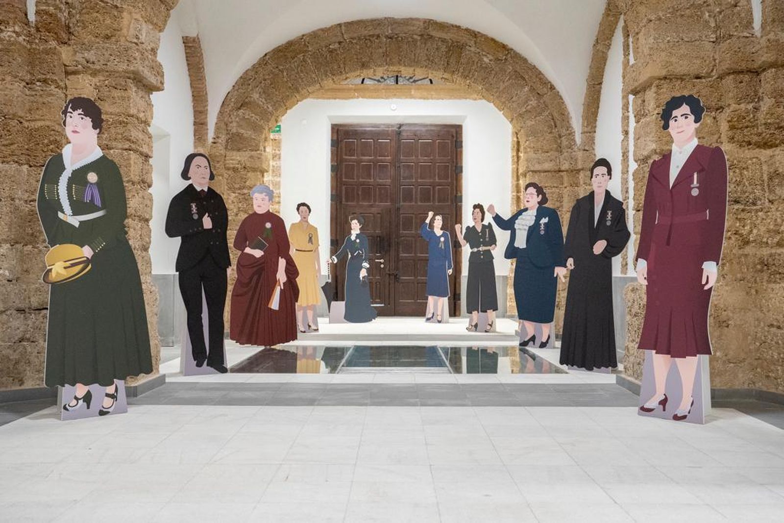 Exposición dedicada a las mujeres sufragistas que se muestra en el Ayuntamiento de San Fernando.